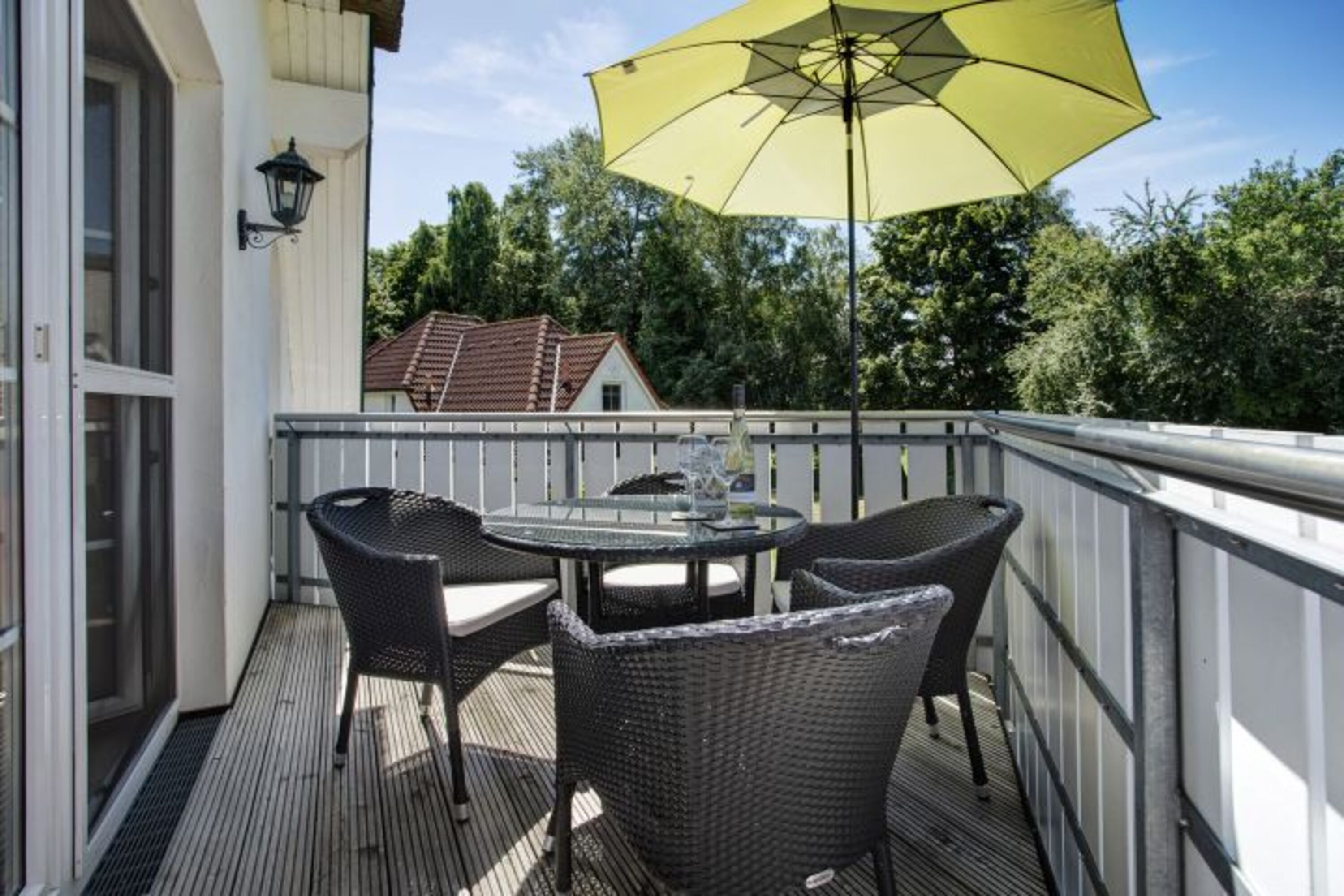Süd-Westbalkon mit Sonnenschirm und Gartenmöbeln