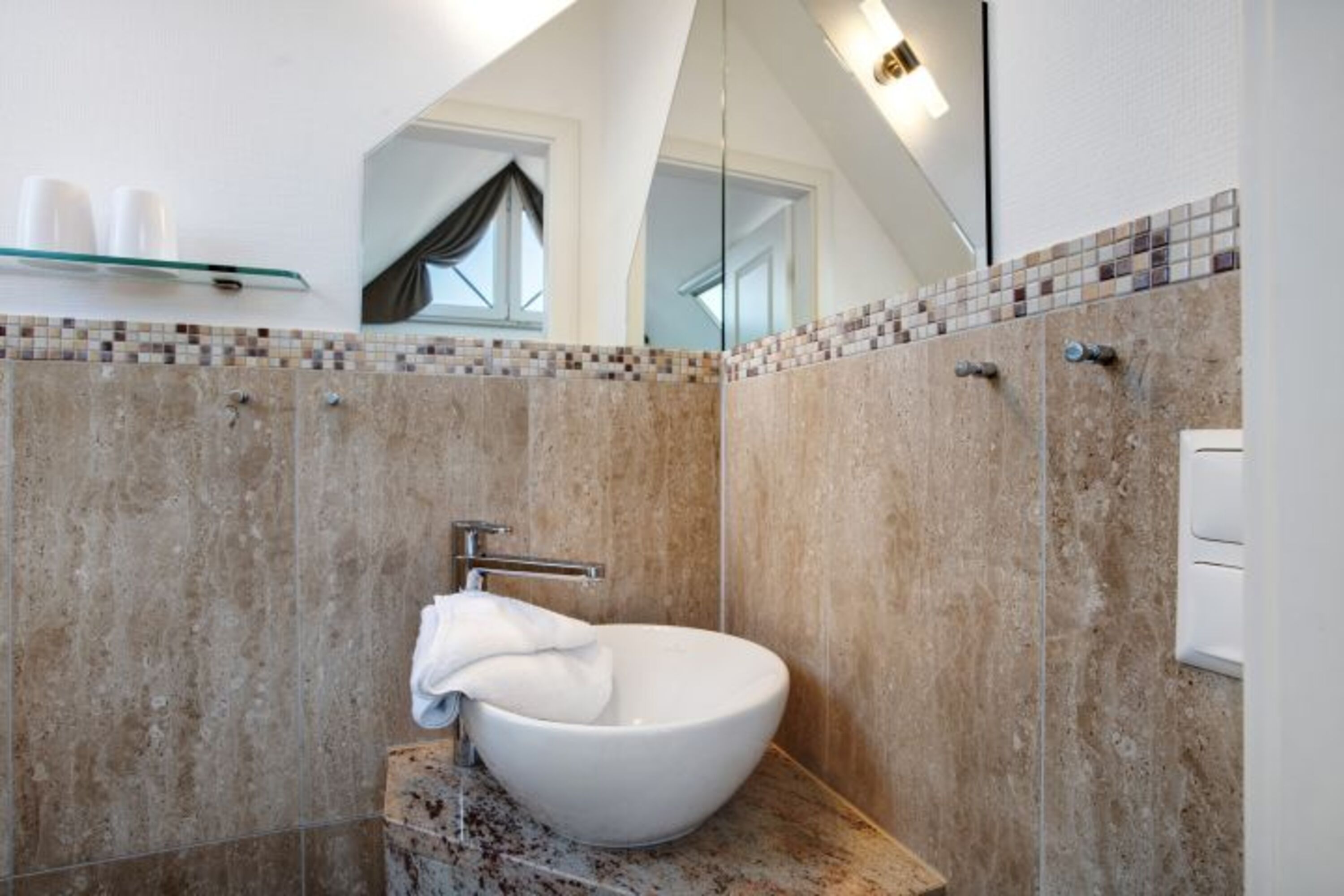 Waschbecken und WC im Spitzboden
