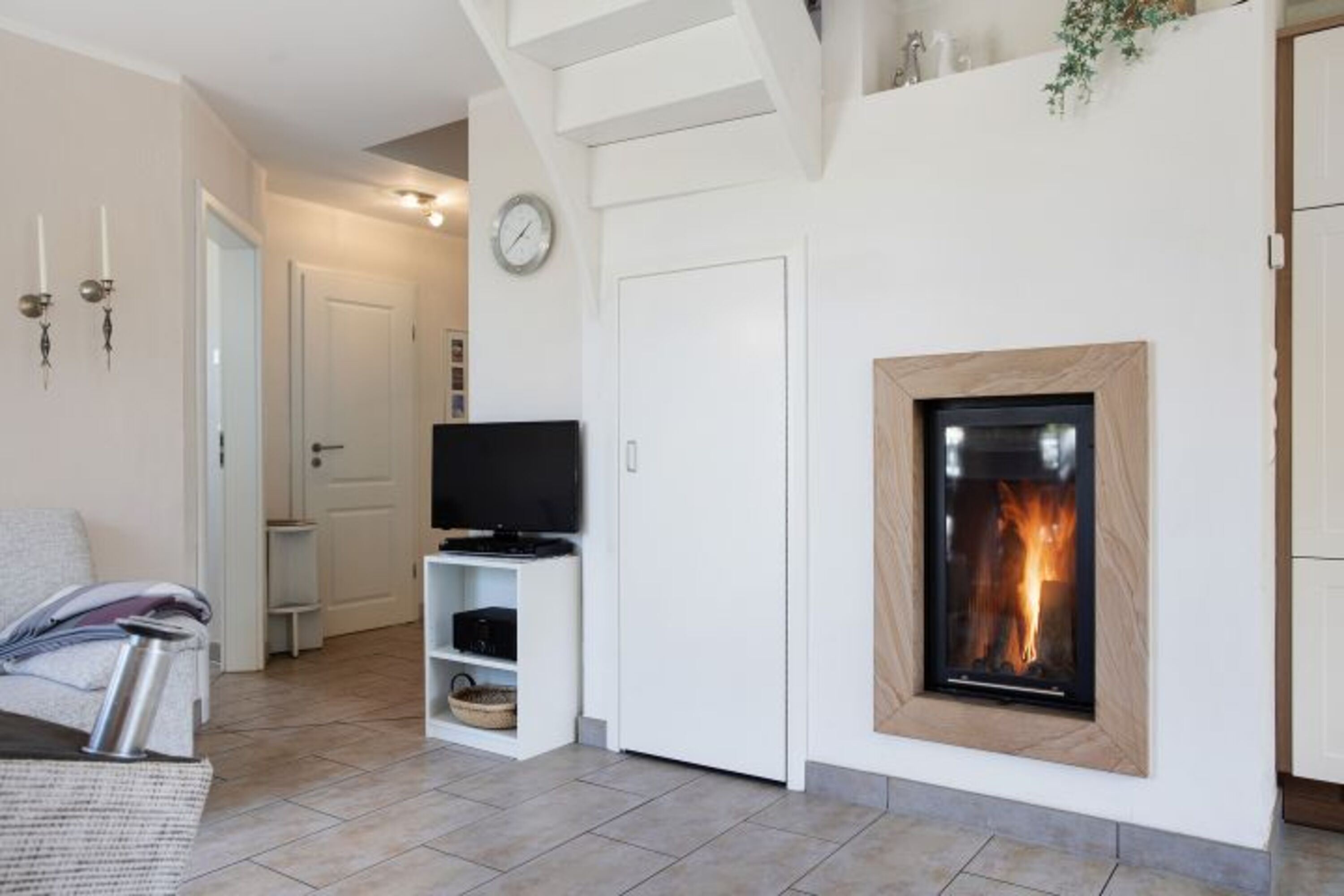 Wärmender Kamin und TV