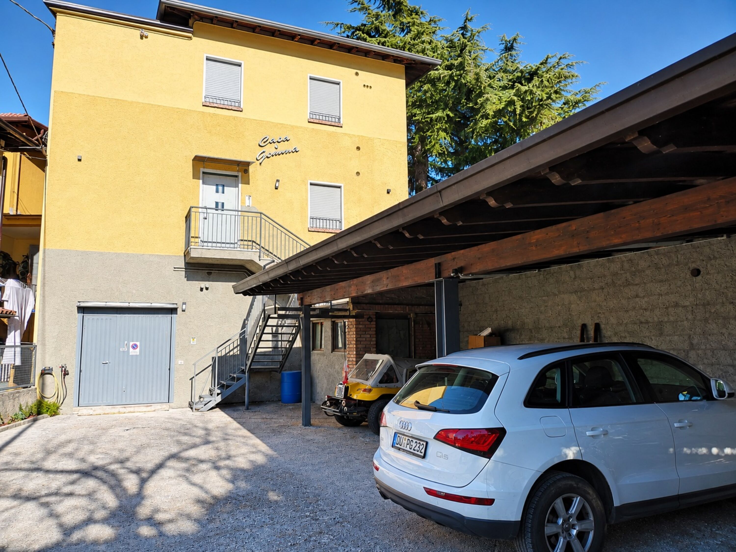 Carport unterhalb des Casa Gemma