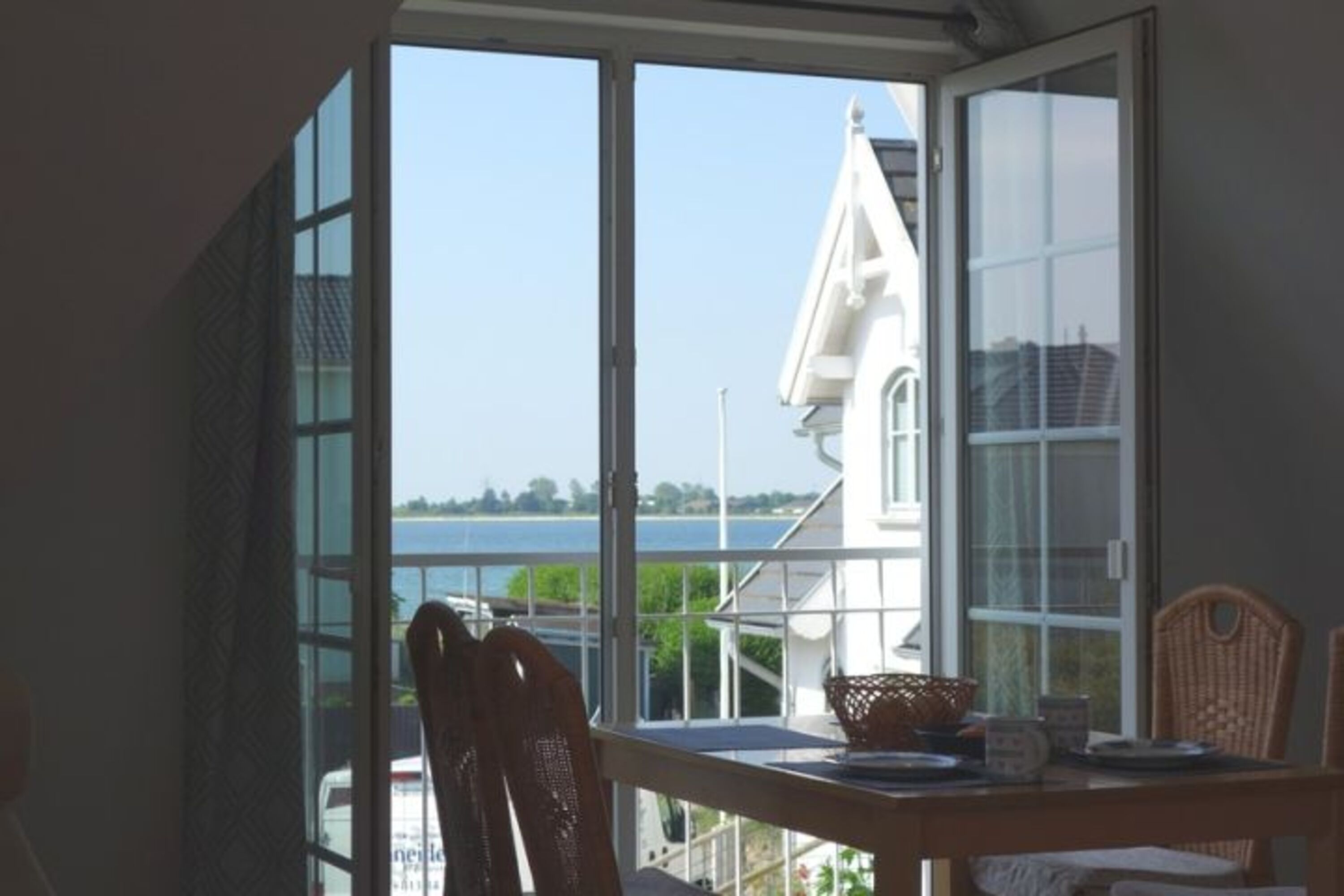 Essecke im Wohnzimmer mit Meerblick
