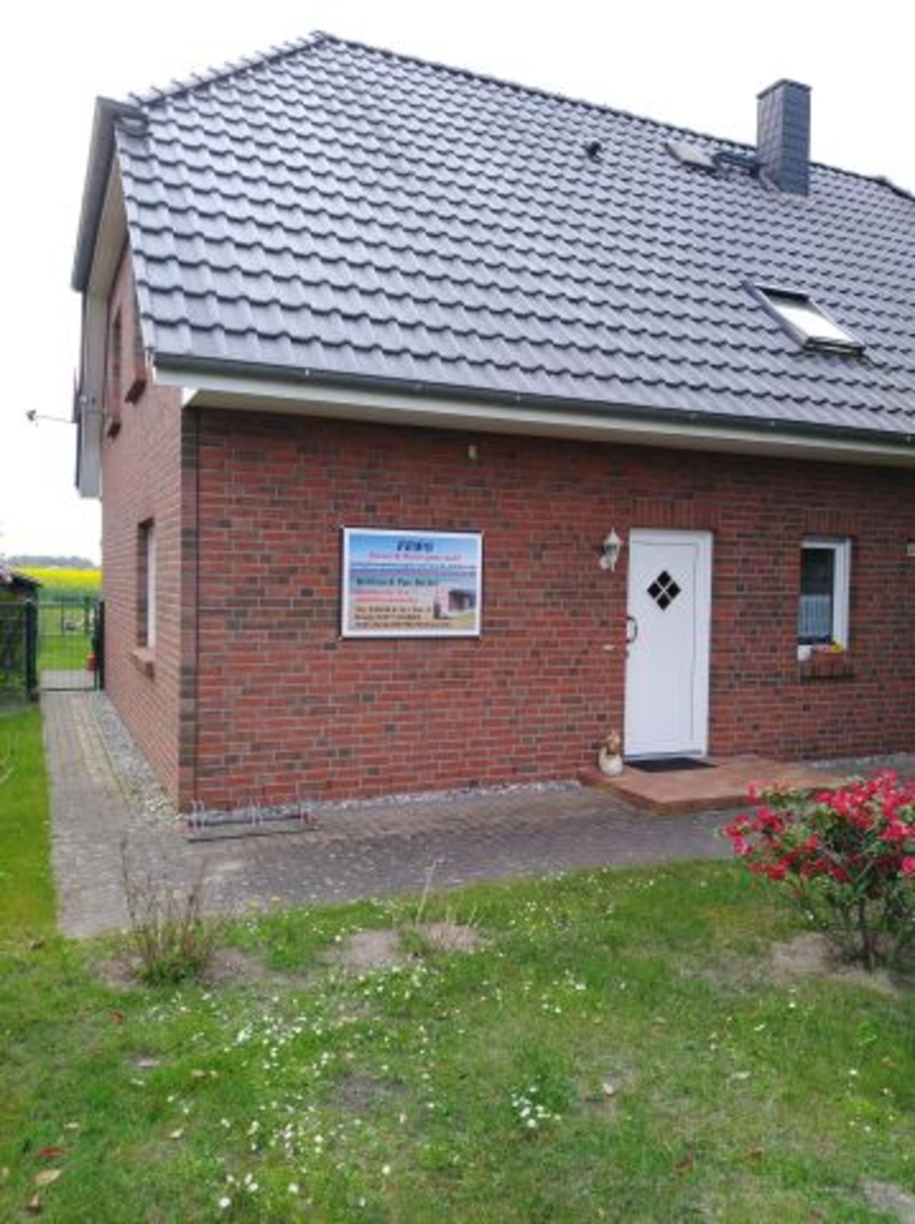 Eingangsbereich (Straßenseite)
