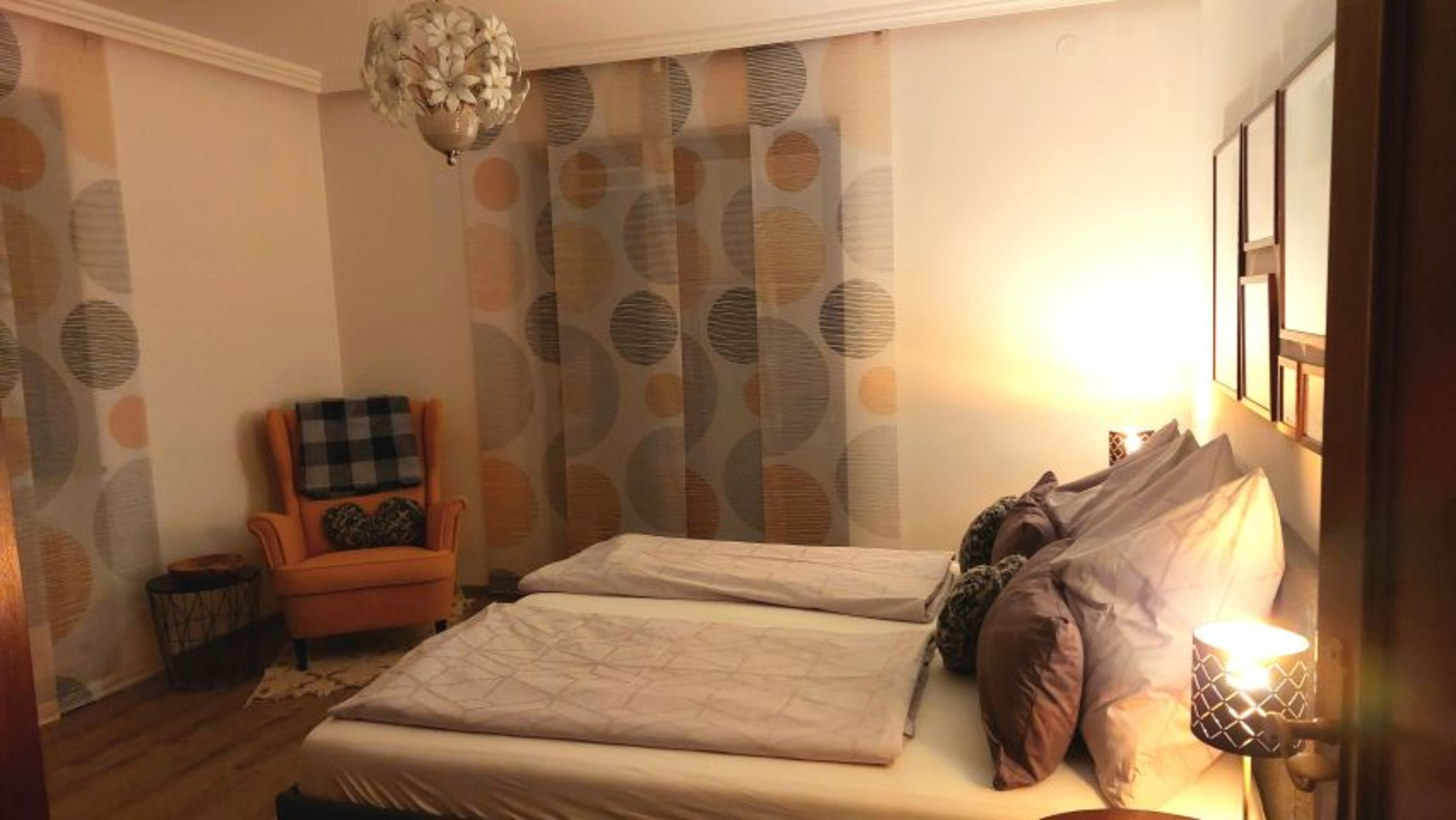 Großes, helles Schlafzimmer, Beistellbett möglich