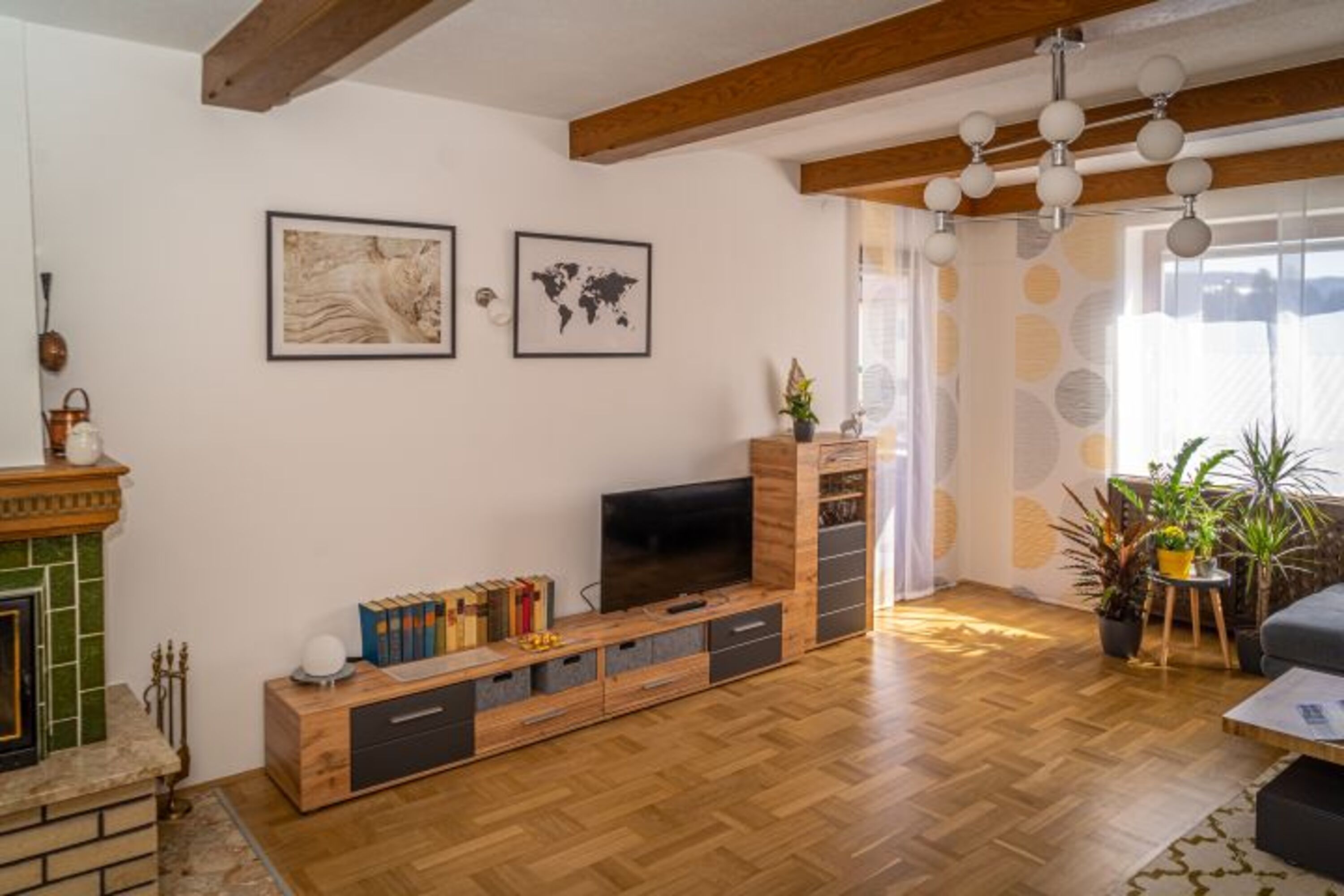 Wohnzimmer und Schlafzimmer haben Balkonzugang