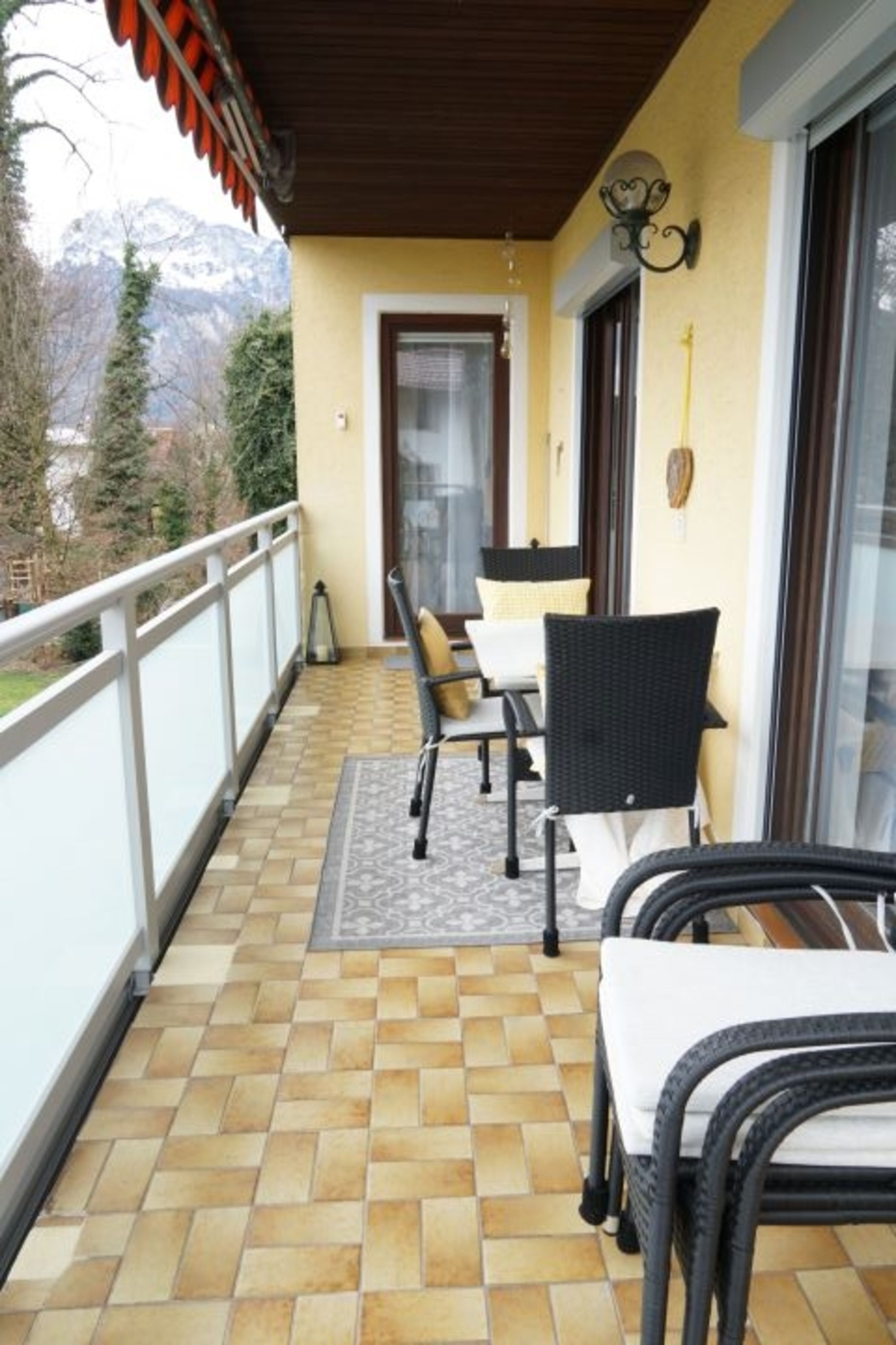 Großer Südbalkon mit Essplatz