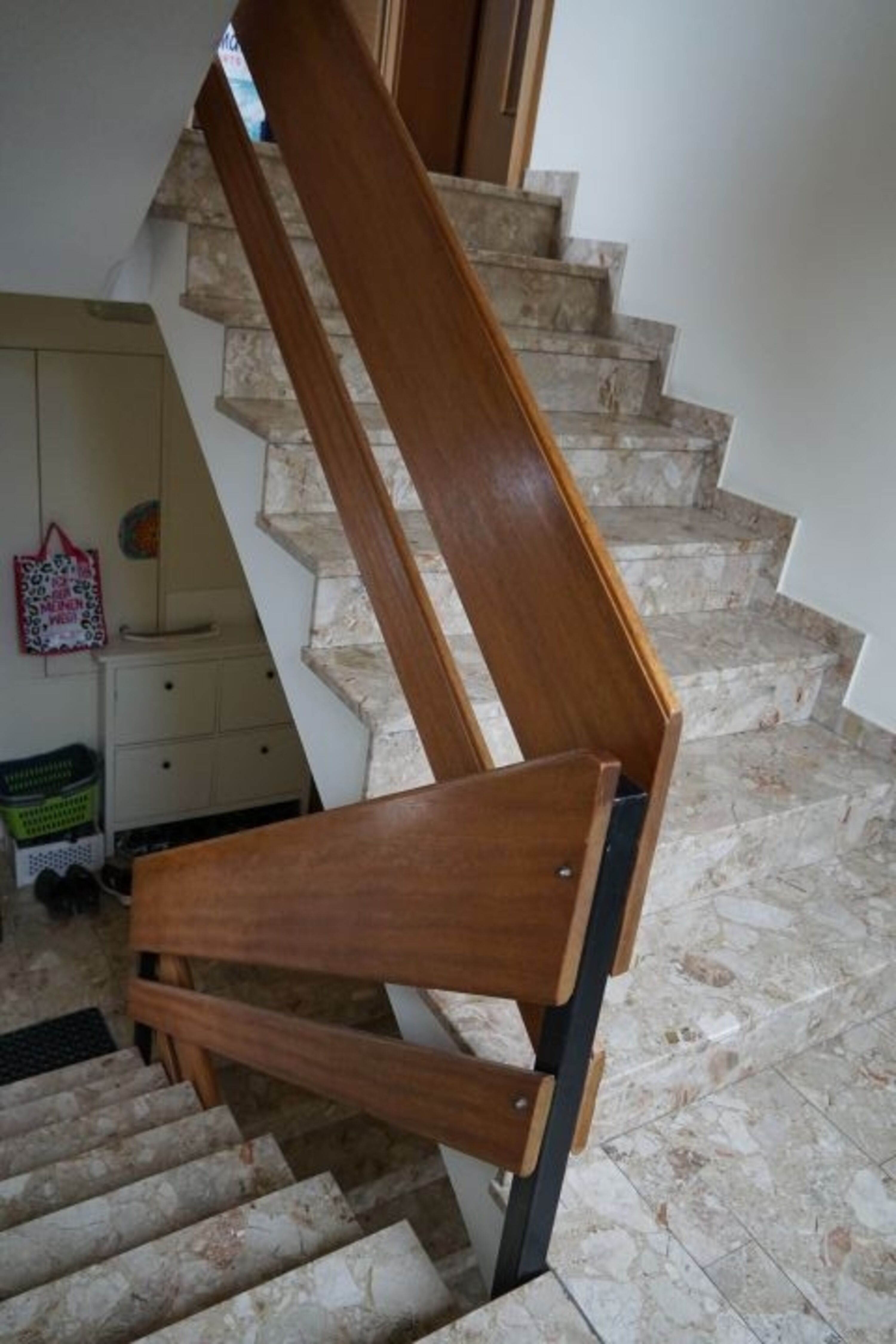 Breites Treppenhaus in den 2. Stock