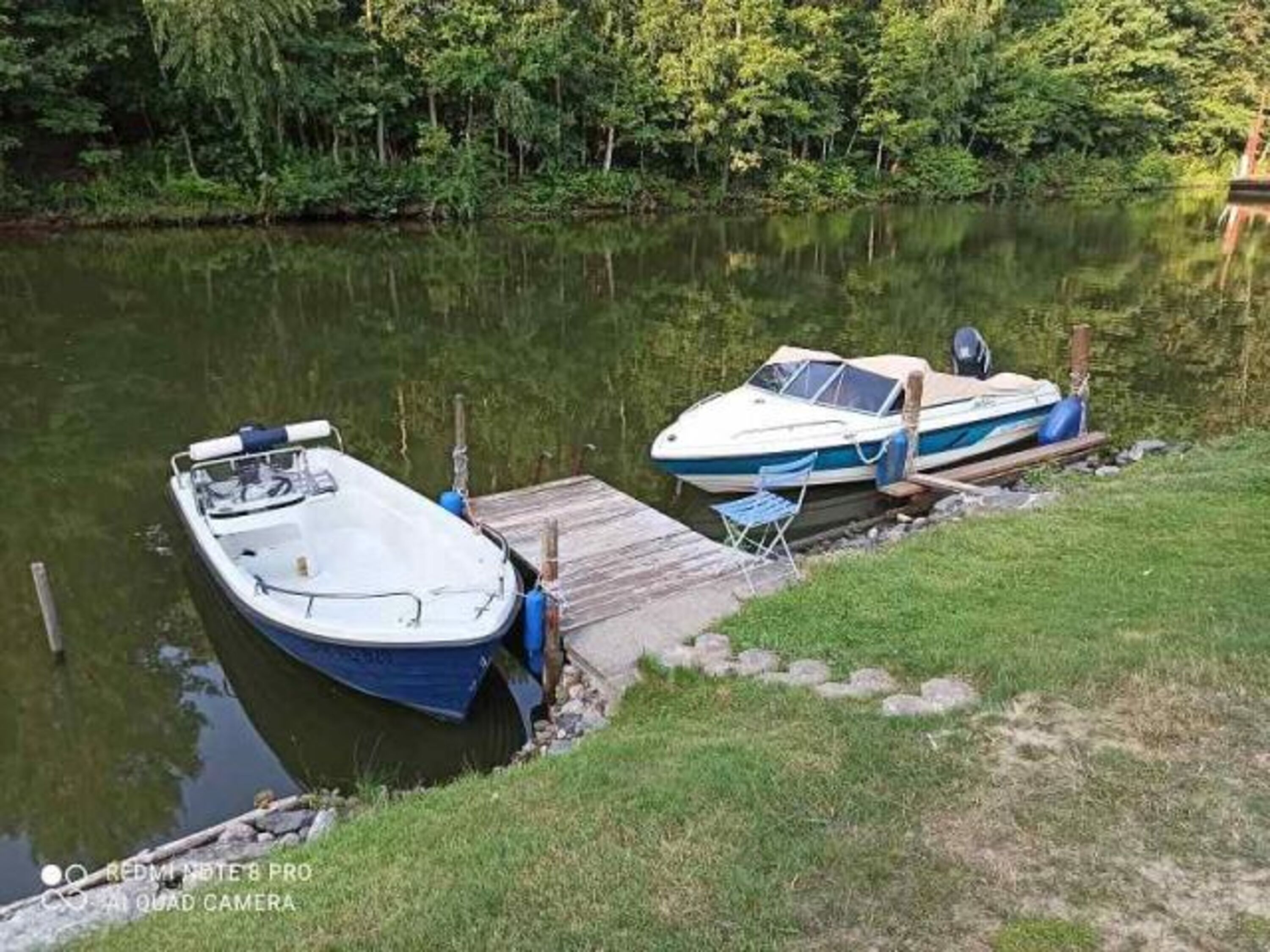 Bootssteg mit Konsolenboot