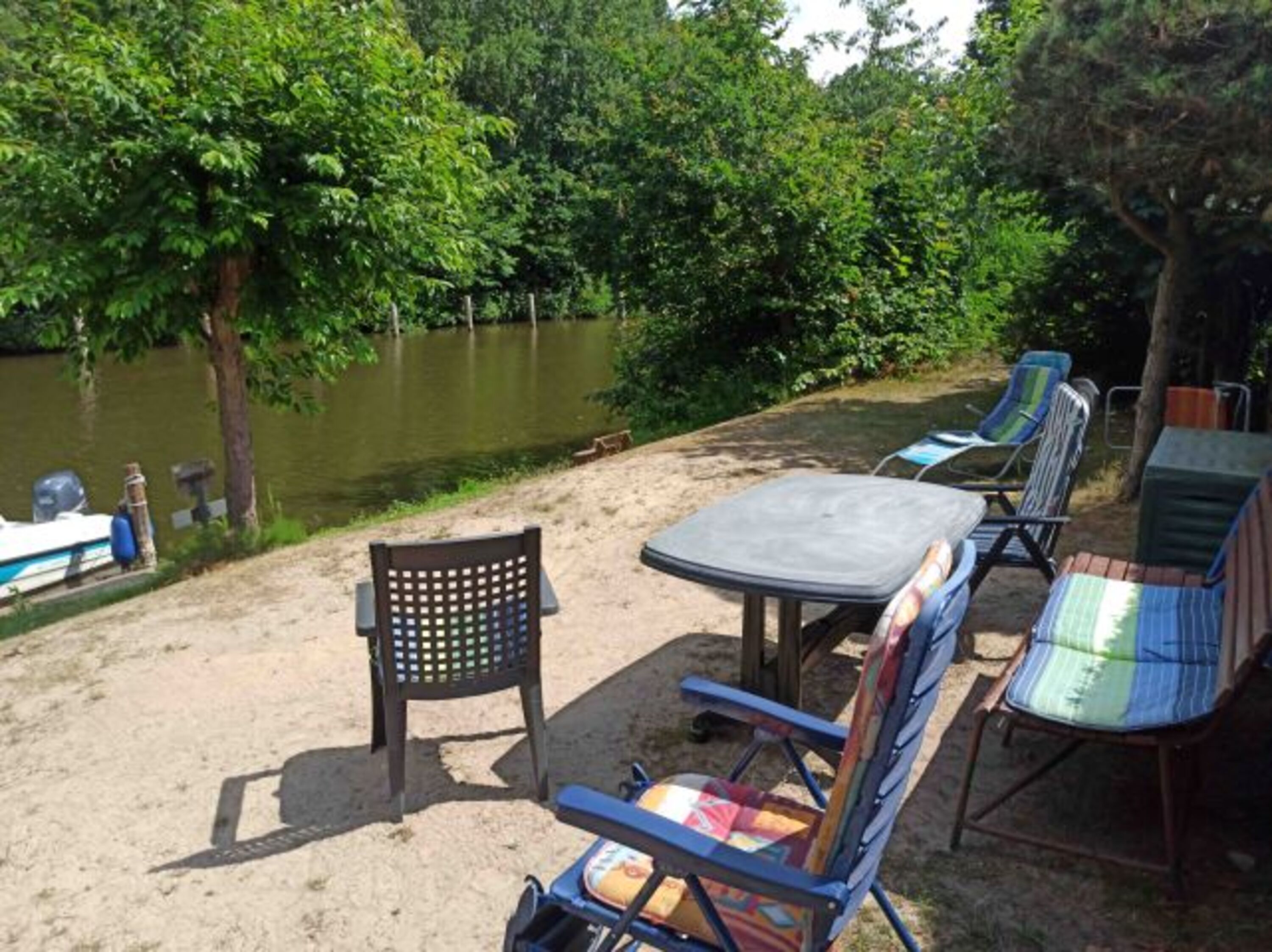 Außenanlage am Kanal