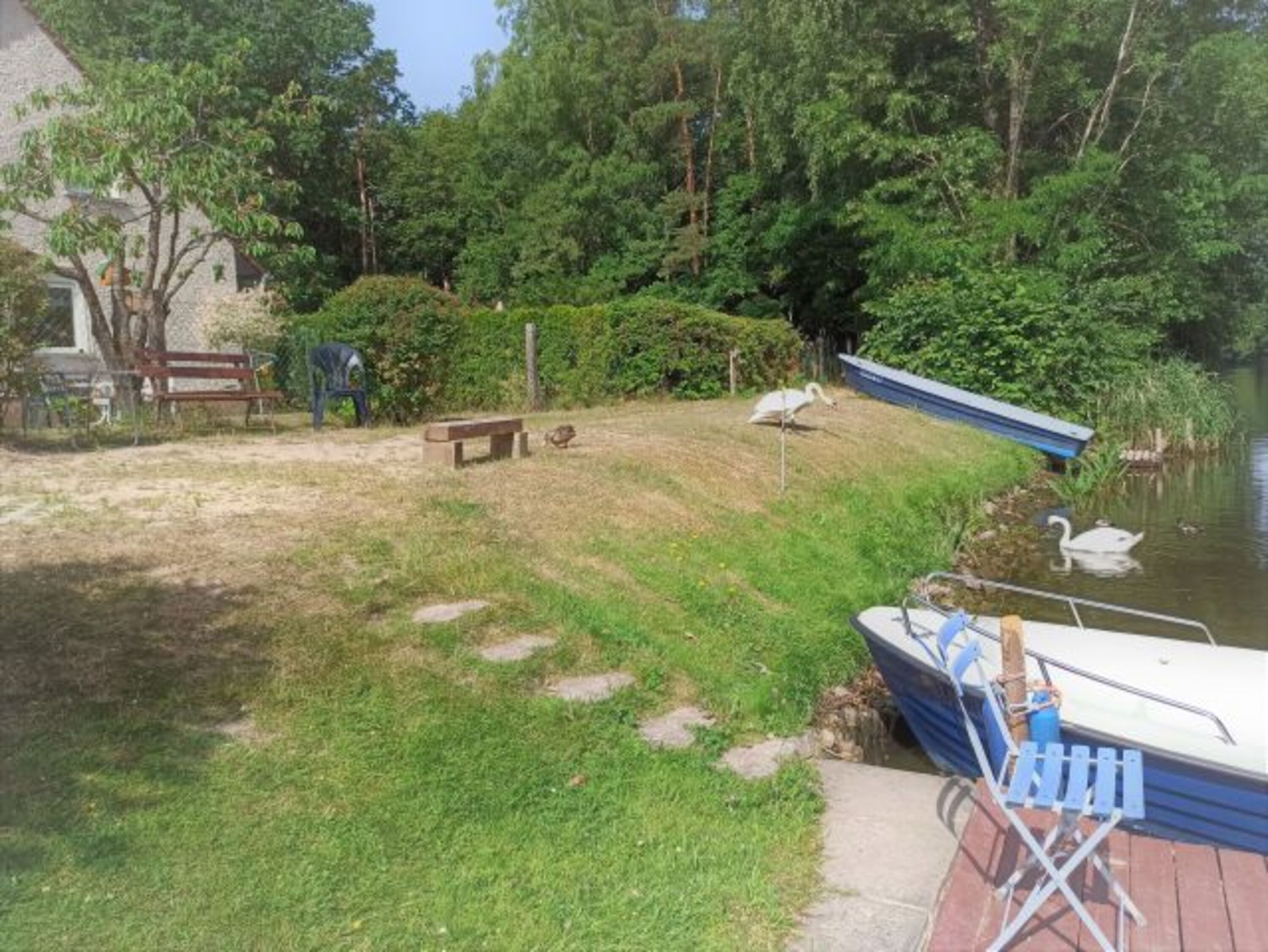 Außenanlage am Kanal