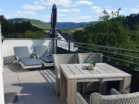 Luxus Ferienwohnung Königslay mit großem Balkon, Sonnenliegen und Essplatz