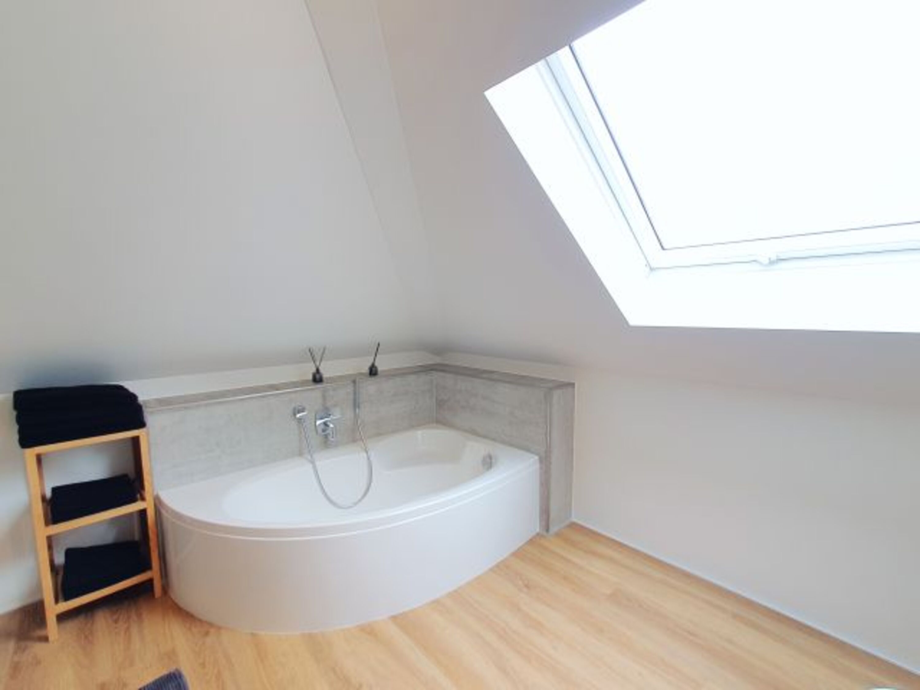 Große Eckbadewanne