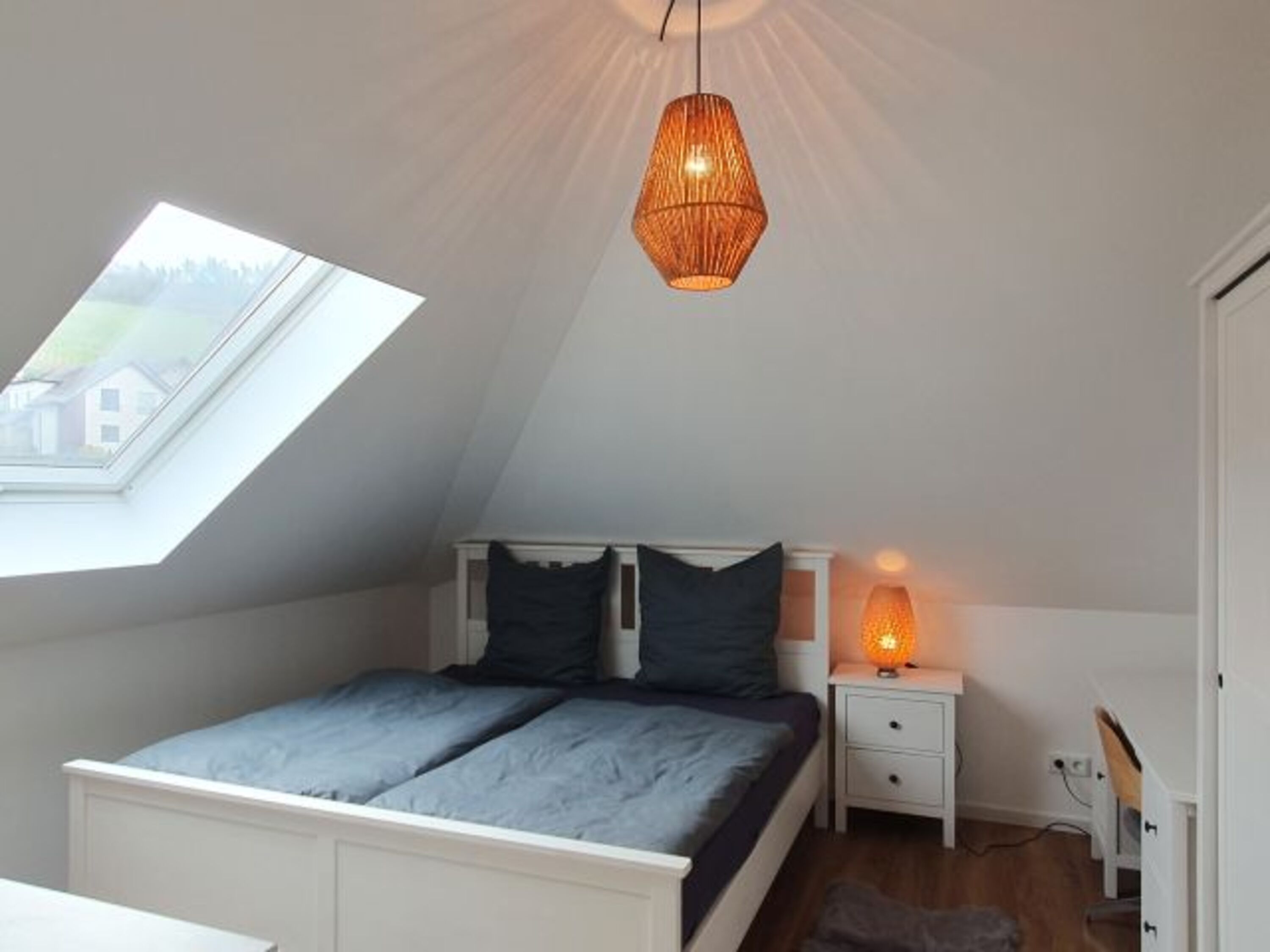 Schlafraum mit Doppelbett und Sat-TV