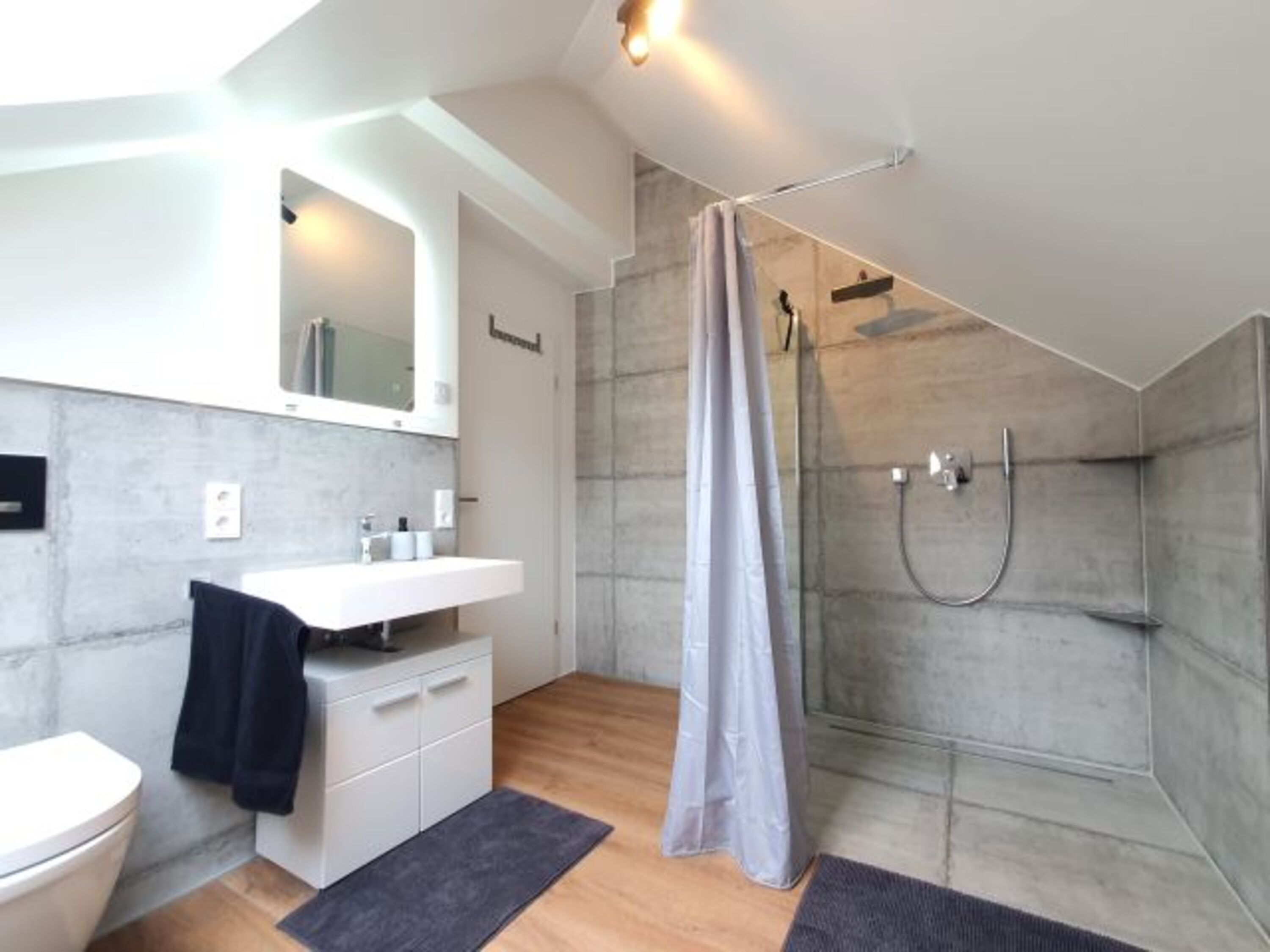 Bad mit Dusche und Badewanne