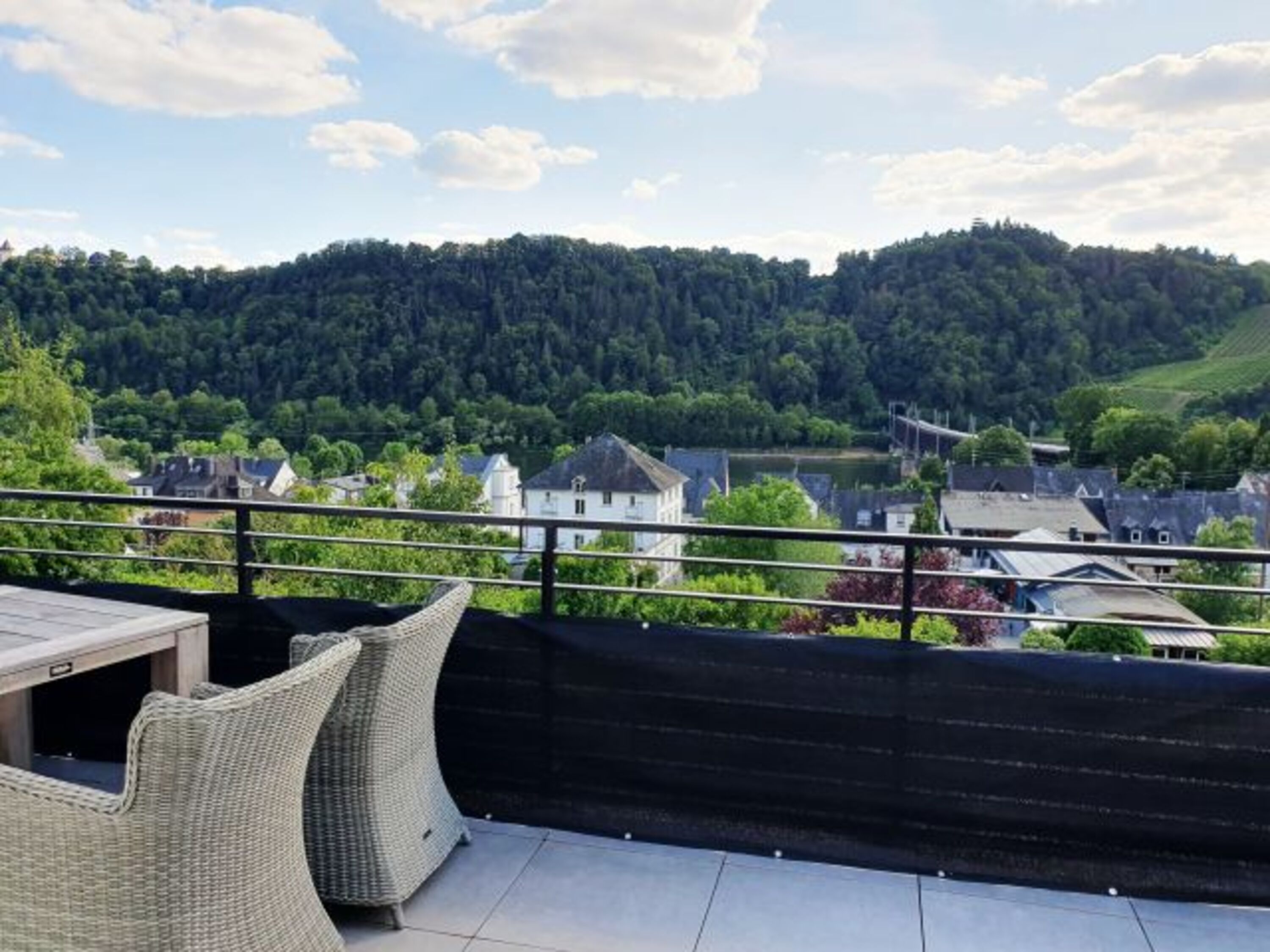 Panorama-Weitblick auf die Mosel und die Marienburg