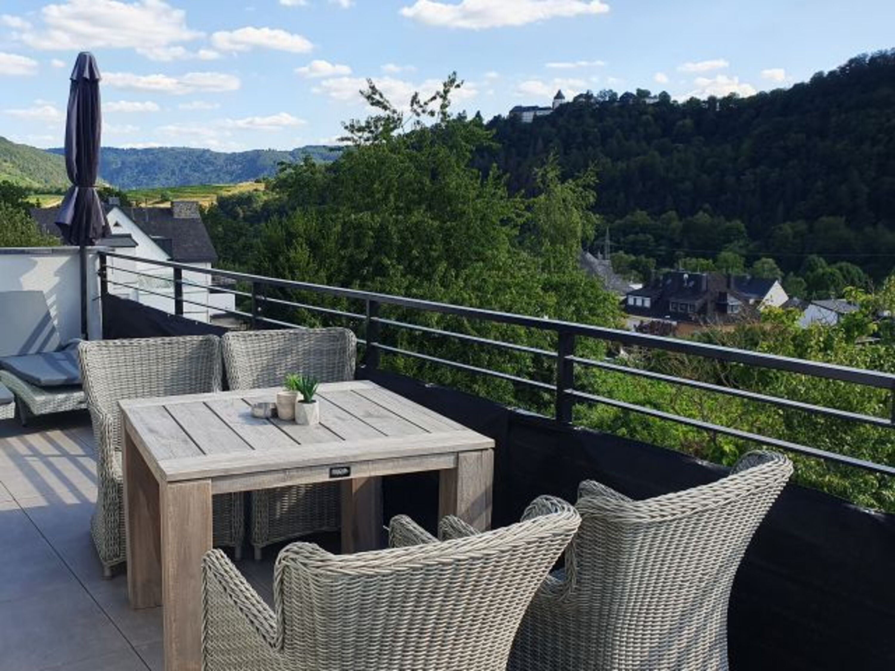 Balkon mit Essplatz. Hier genießen Sie den ganzen Tag Sonne