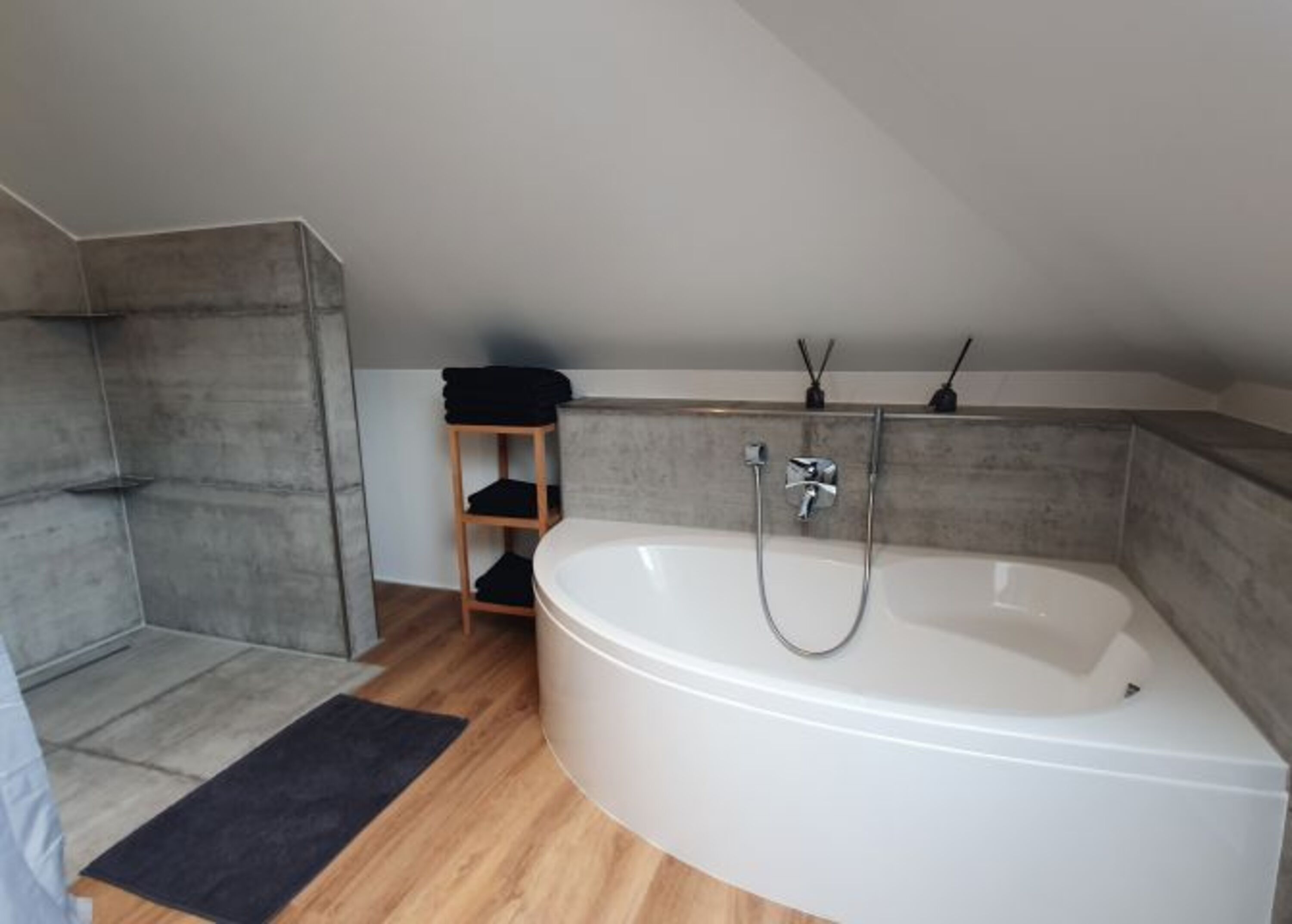 Bad mit Eckbadewanne und Dusche