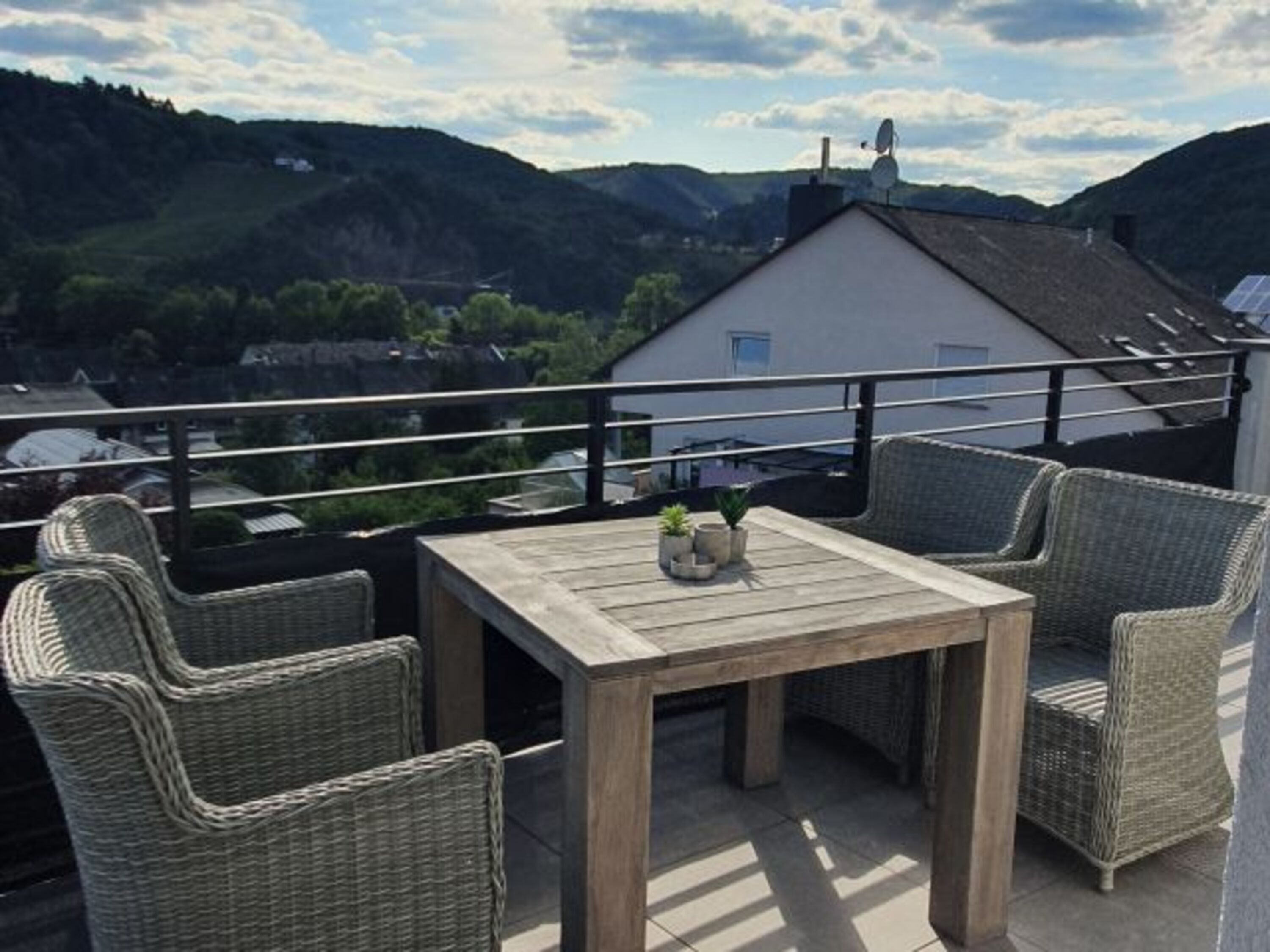 Die letzten Sonnenstrahlen am Abend auf dem Balkon genießen...