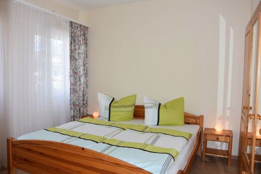 Schlafzimmer mit Doppelbett