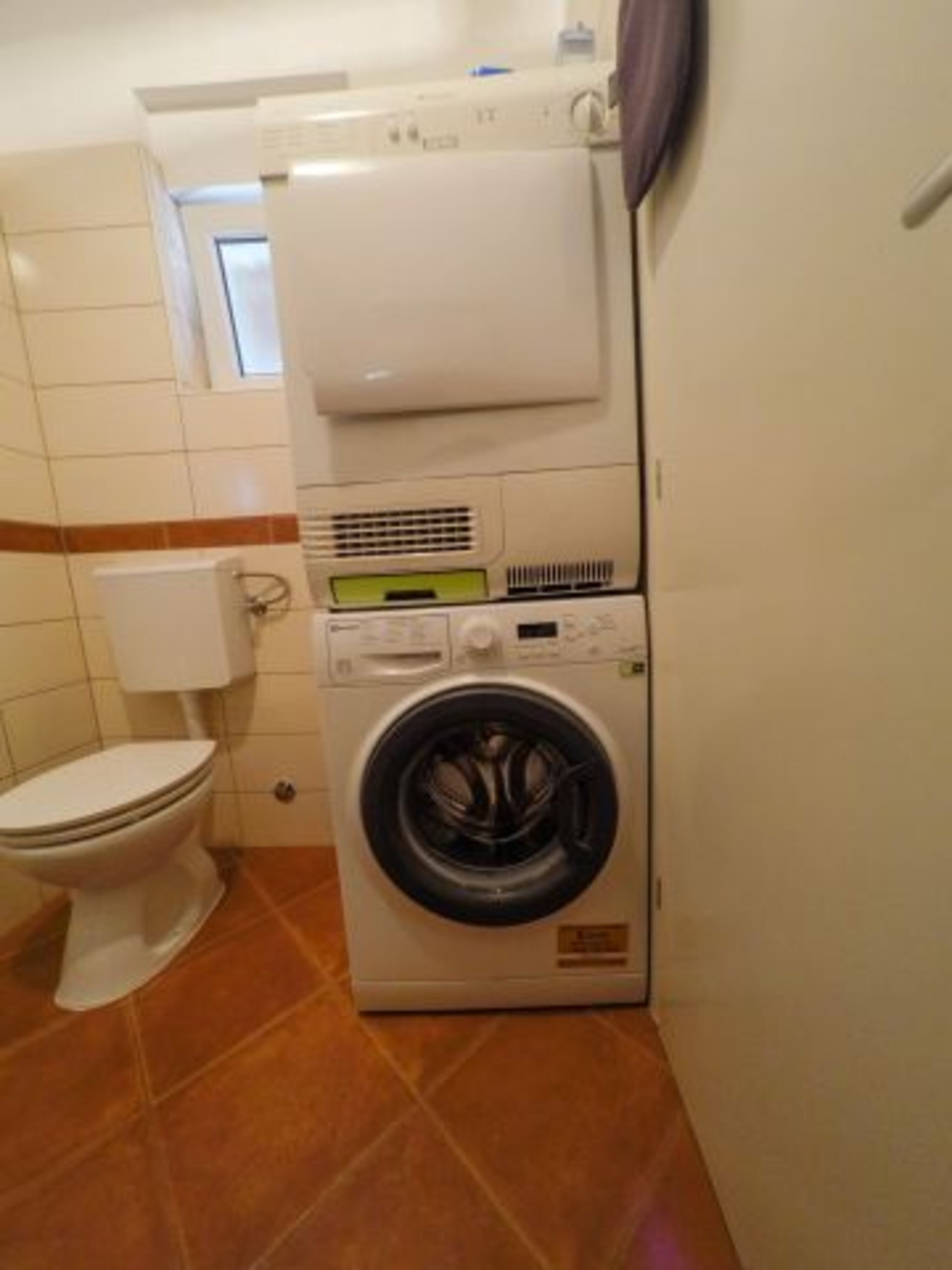 Waschmaschine und Trockner im EG