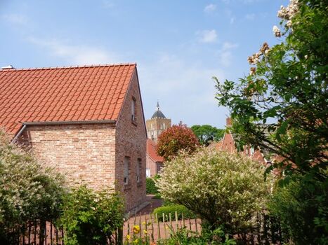 Blick vom Gastgarten zur Kreuzkirche