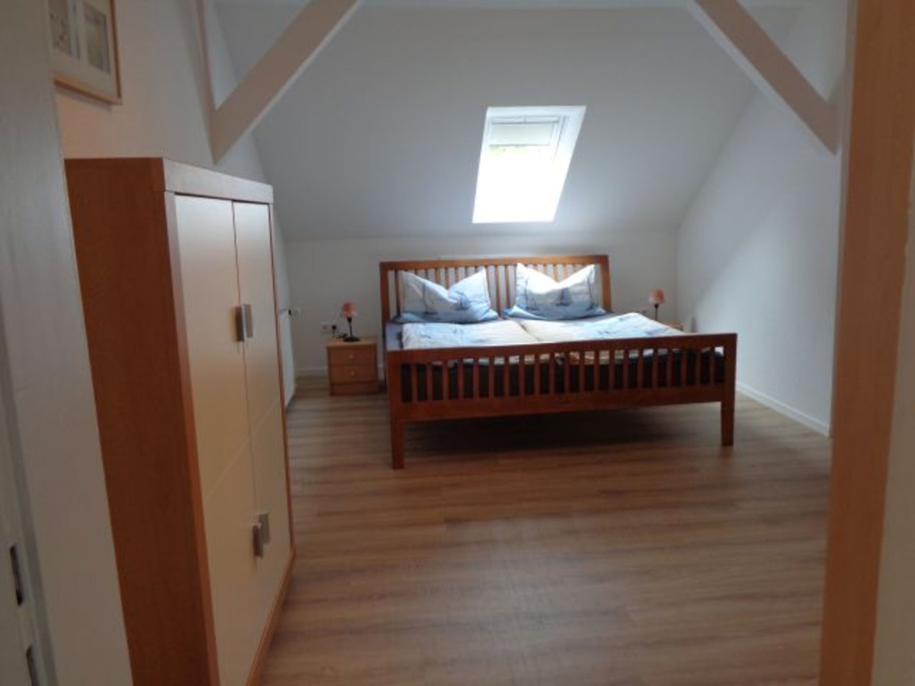 Blick ins geräumige Schlafzimmer