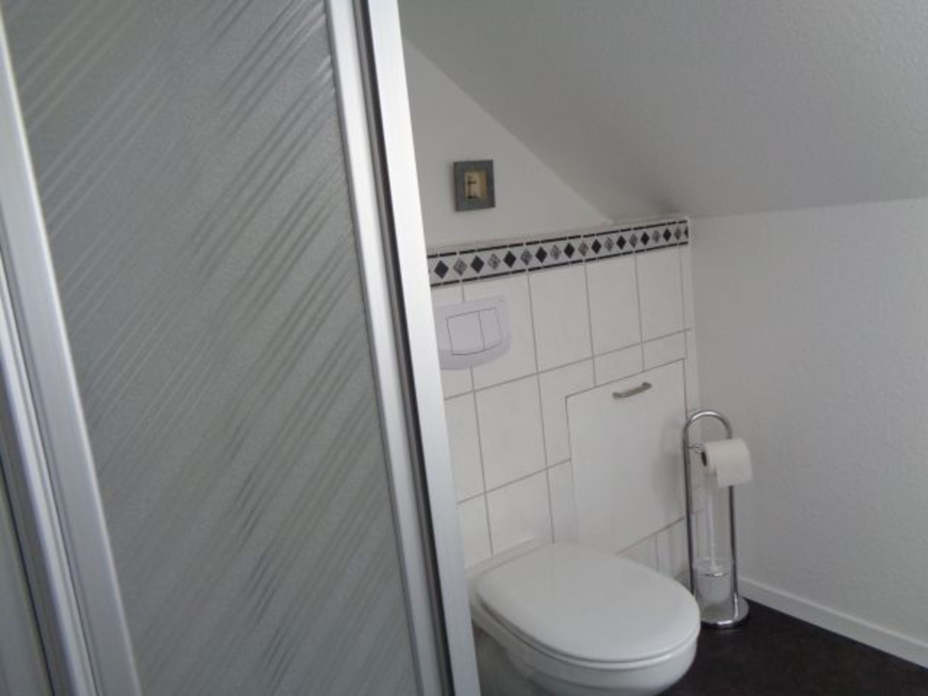 Blick ins Bad mit Kabinendusche