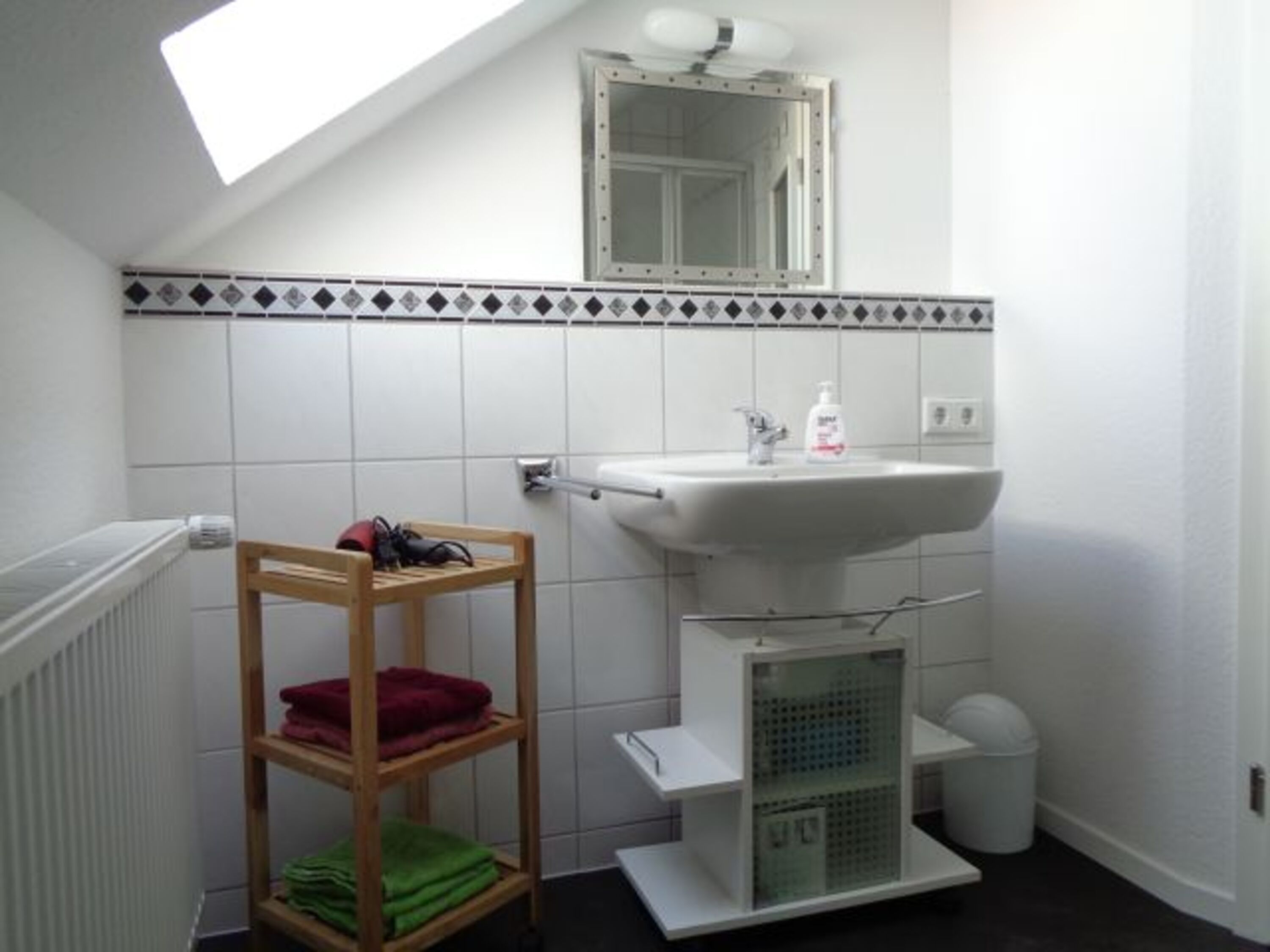 Bad mit Waschplatz und Fenster