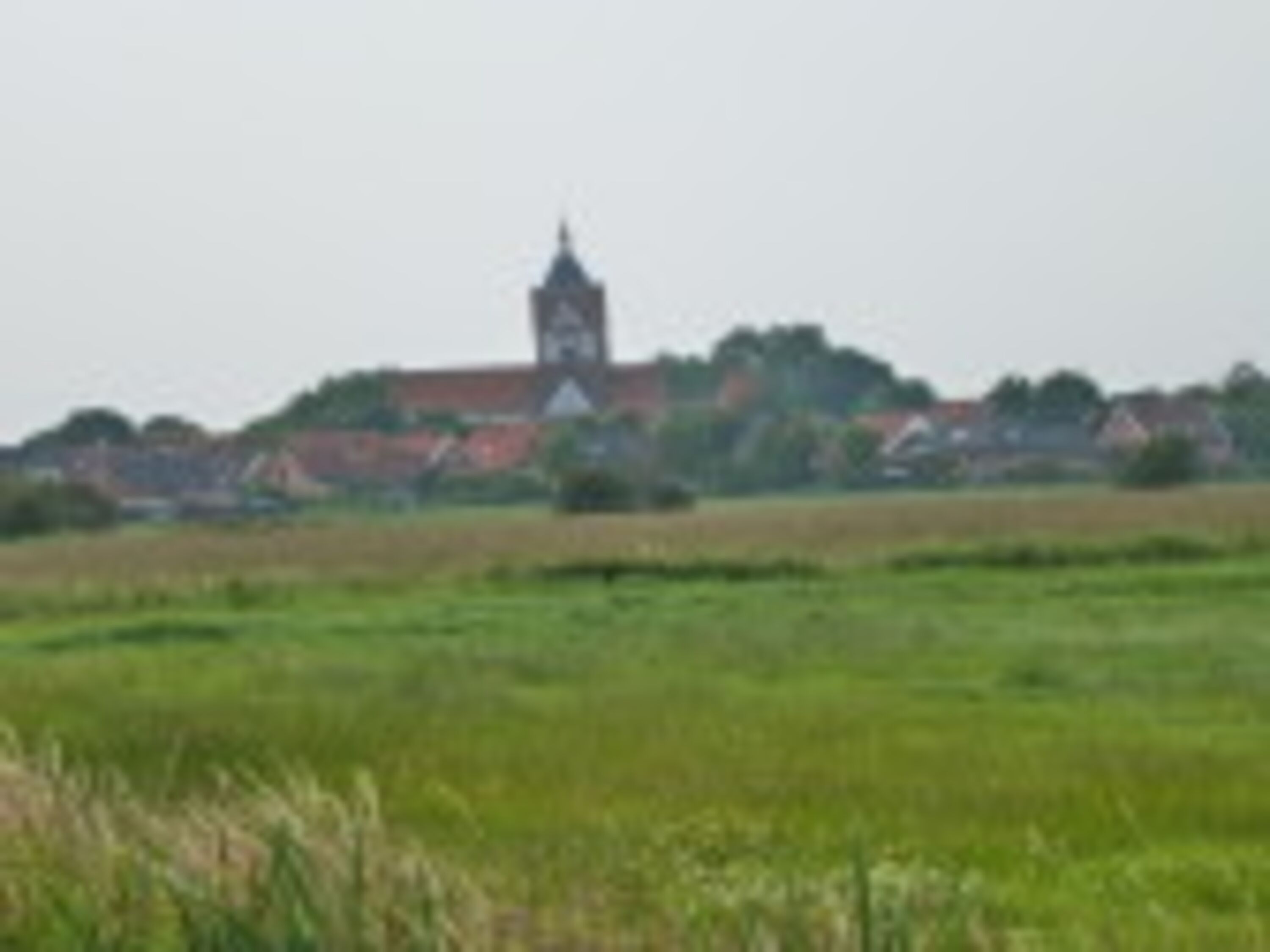 Blick auf Pilsum mit Kreuzkirche
