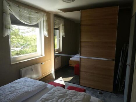 Erholsame Nachtruhe im Schlafzimmer mit Doppel-betten und großzügien Schiebetürenschrank für Ihre Kleidung ...