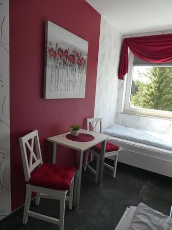Das zweite Schlafzimmer ist mit einem Tisch und zwei Stühlen ausgestattet
