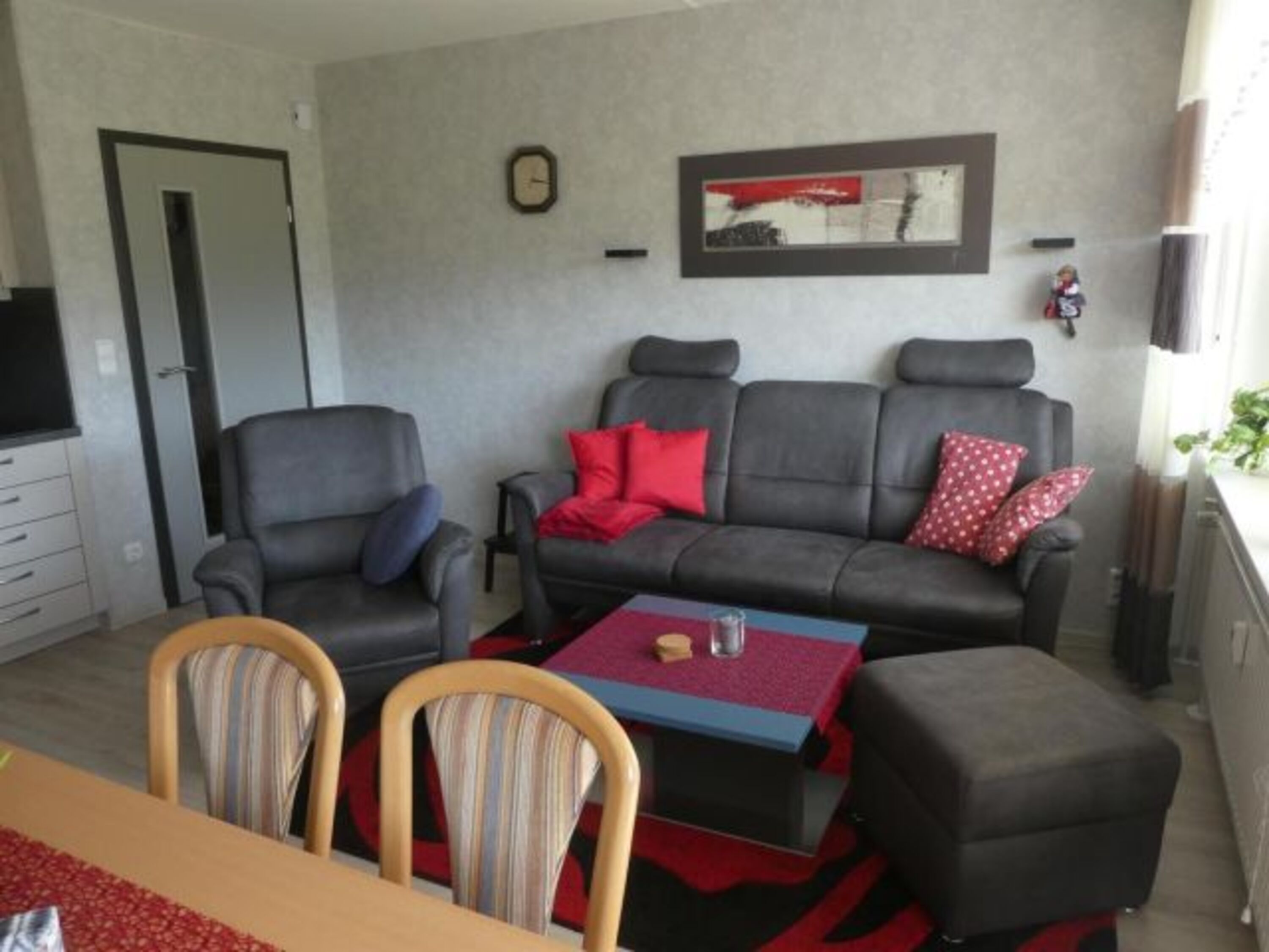 Eine gemütliche Sitzgruppe erwartet Sie zum Ausruhen nach einer Wanderung oder zum Fernsehabend in Ihrer Ferienwohnung