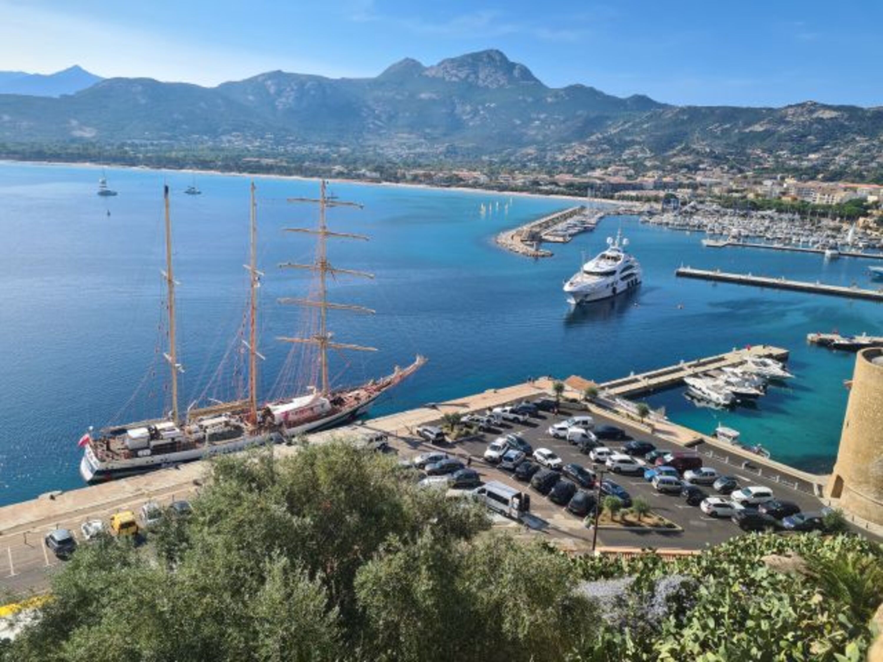 Calvi von der Citadelle aus gesehen