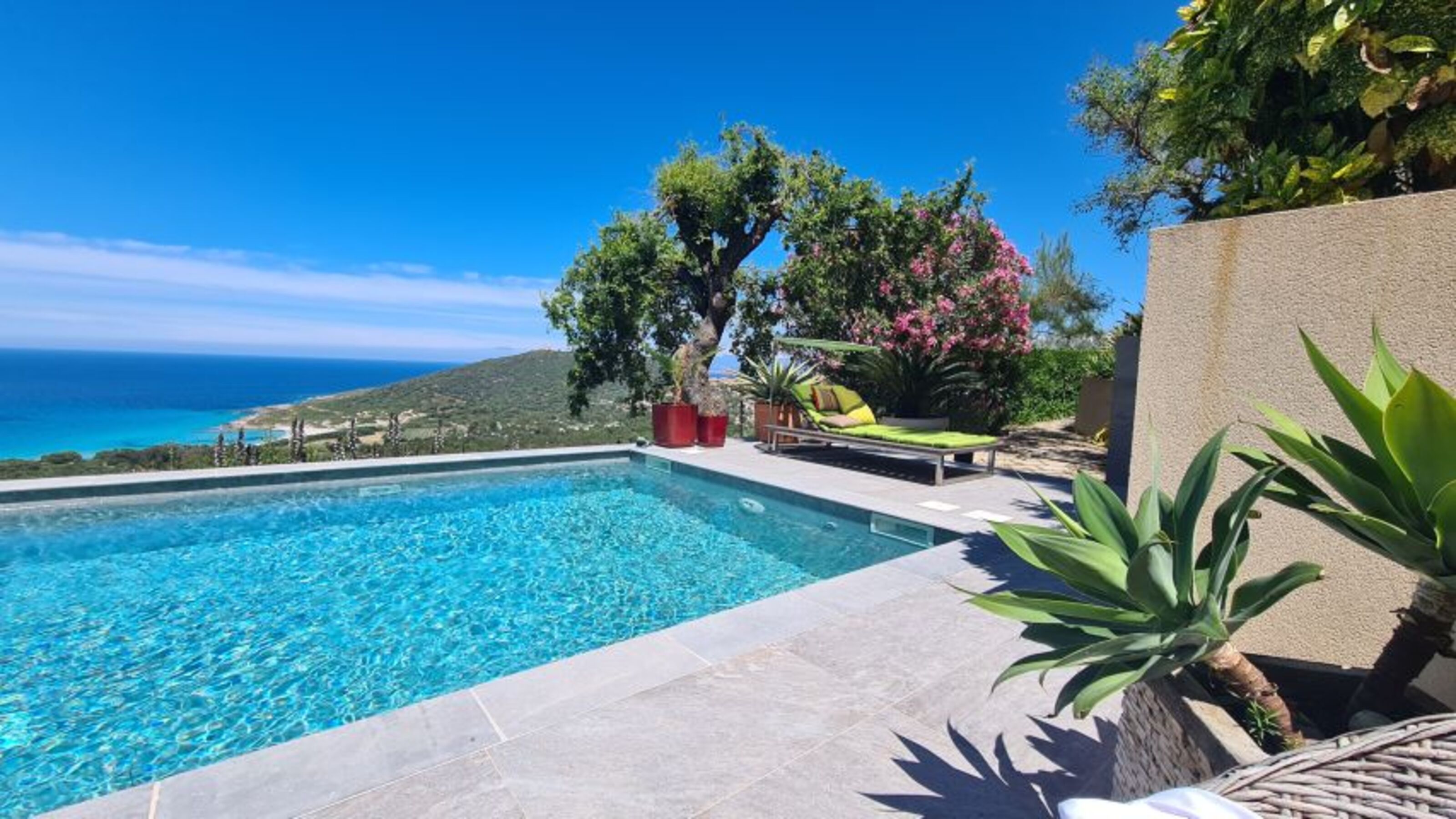 Pool mit Meerblick