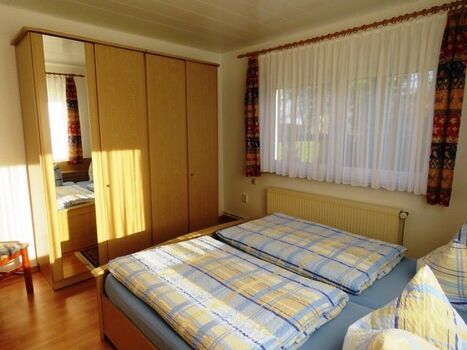 Schlafzimmer 1 mit einem Doppelbett