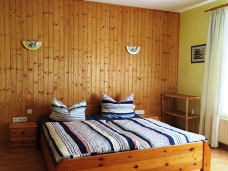Schlafzimmer 2: Doppelbett + Einzelbett