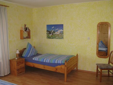 Schlafzimmer 2: Doppelbett + Einzelbett