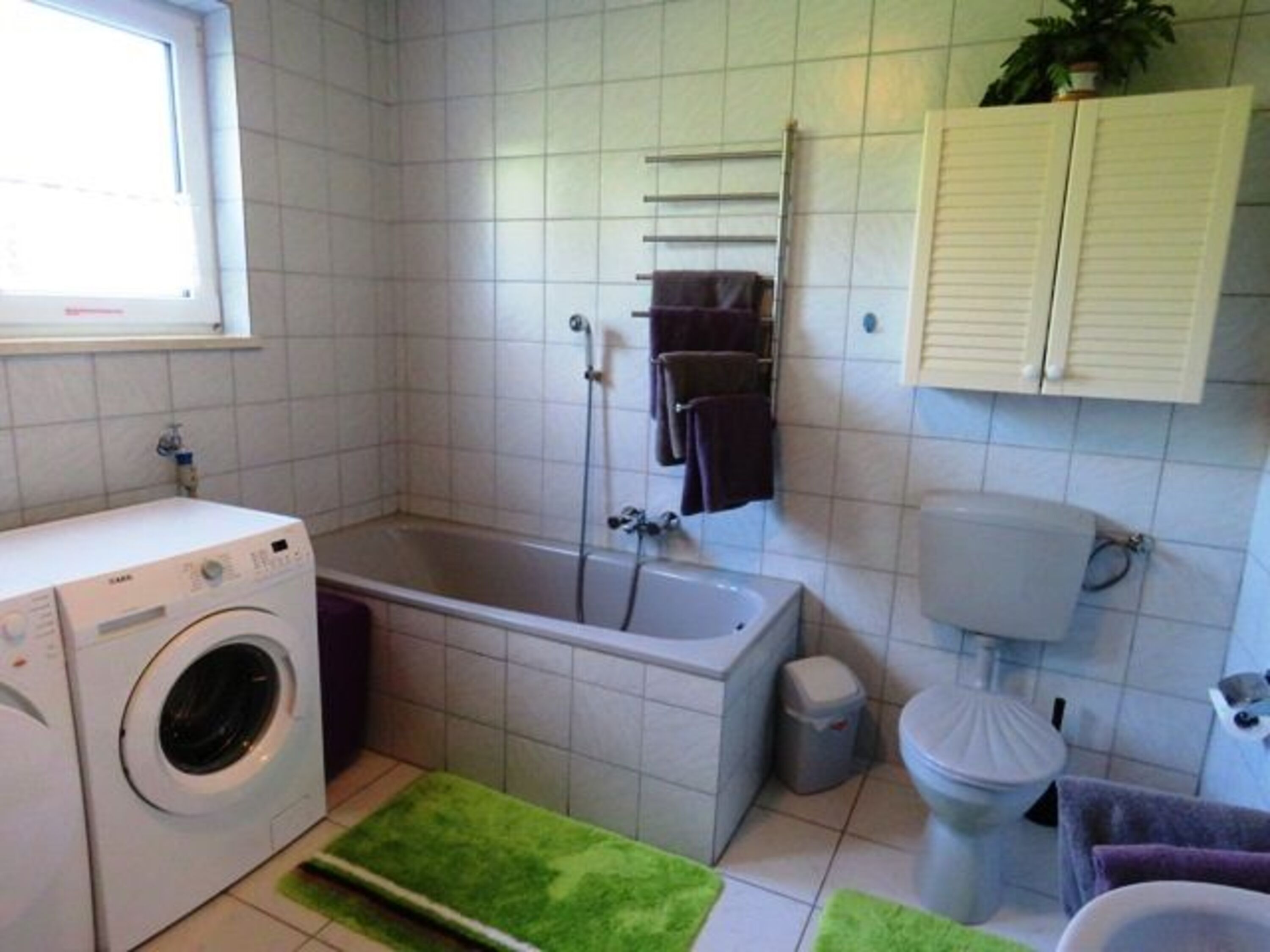 Badezimmer mit DU, Wanne, WC, Waschmaschine, Trockner usw.
