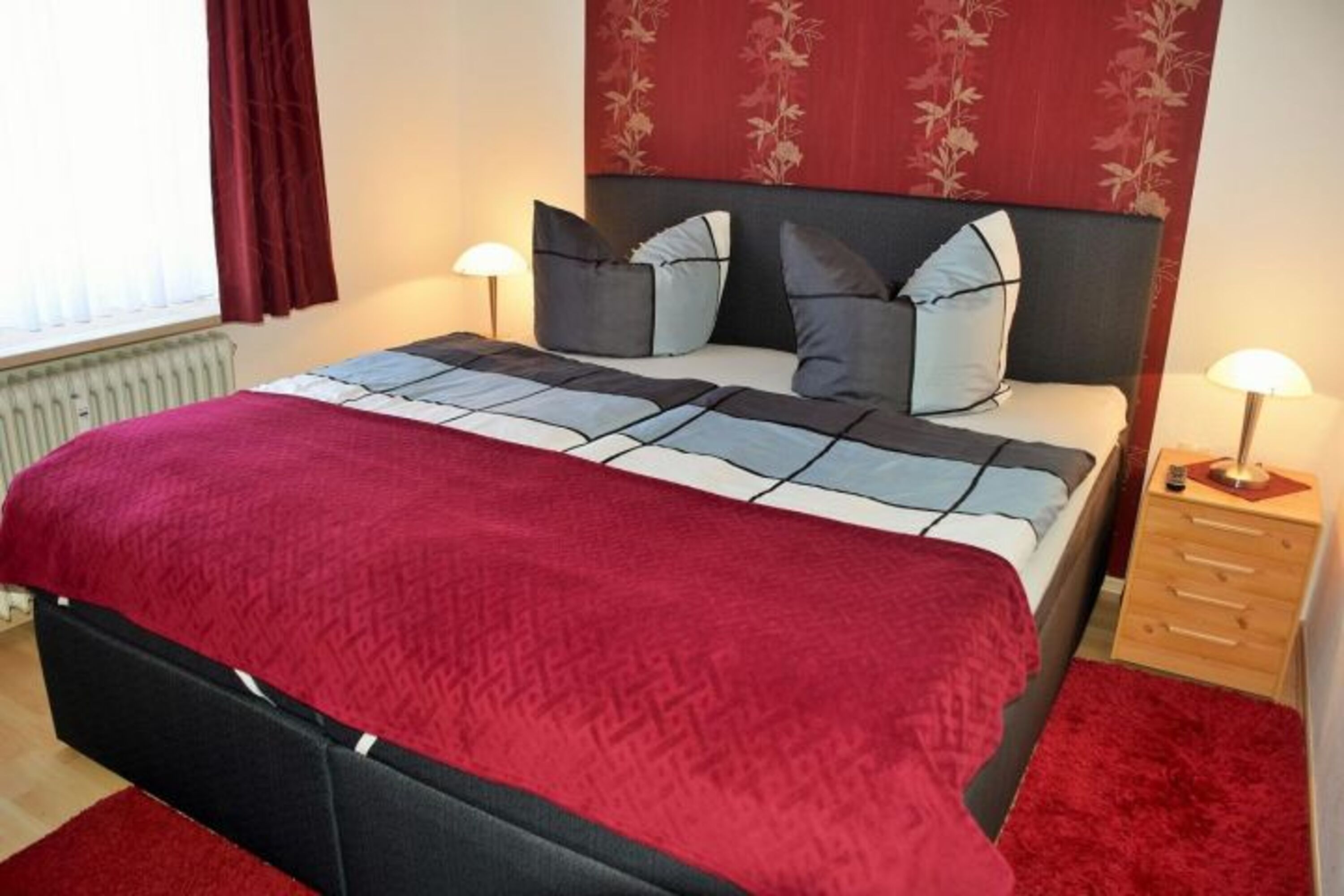 Schlafzimmer mit Doppelbett
