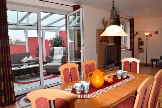 Wohnzimmer mit Esstisch