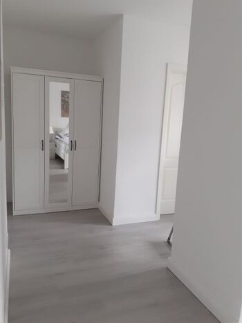 Schrank mit Spiegel im Schlafzimmer