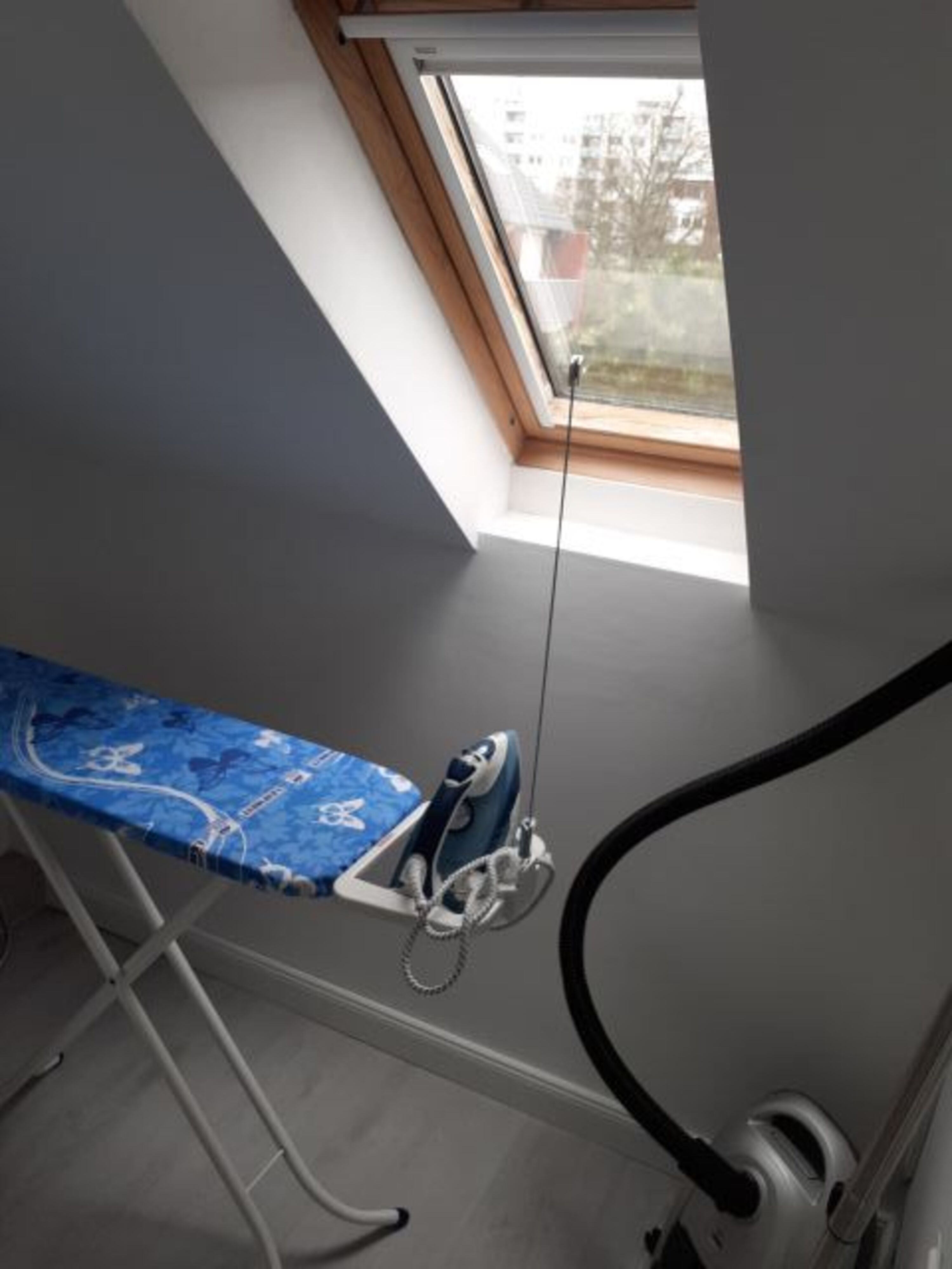 Wäschezimmer mit Waschmaschine, Bügelstation etc.