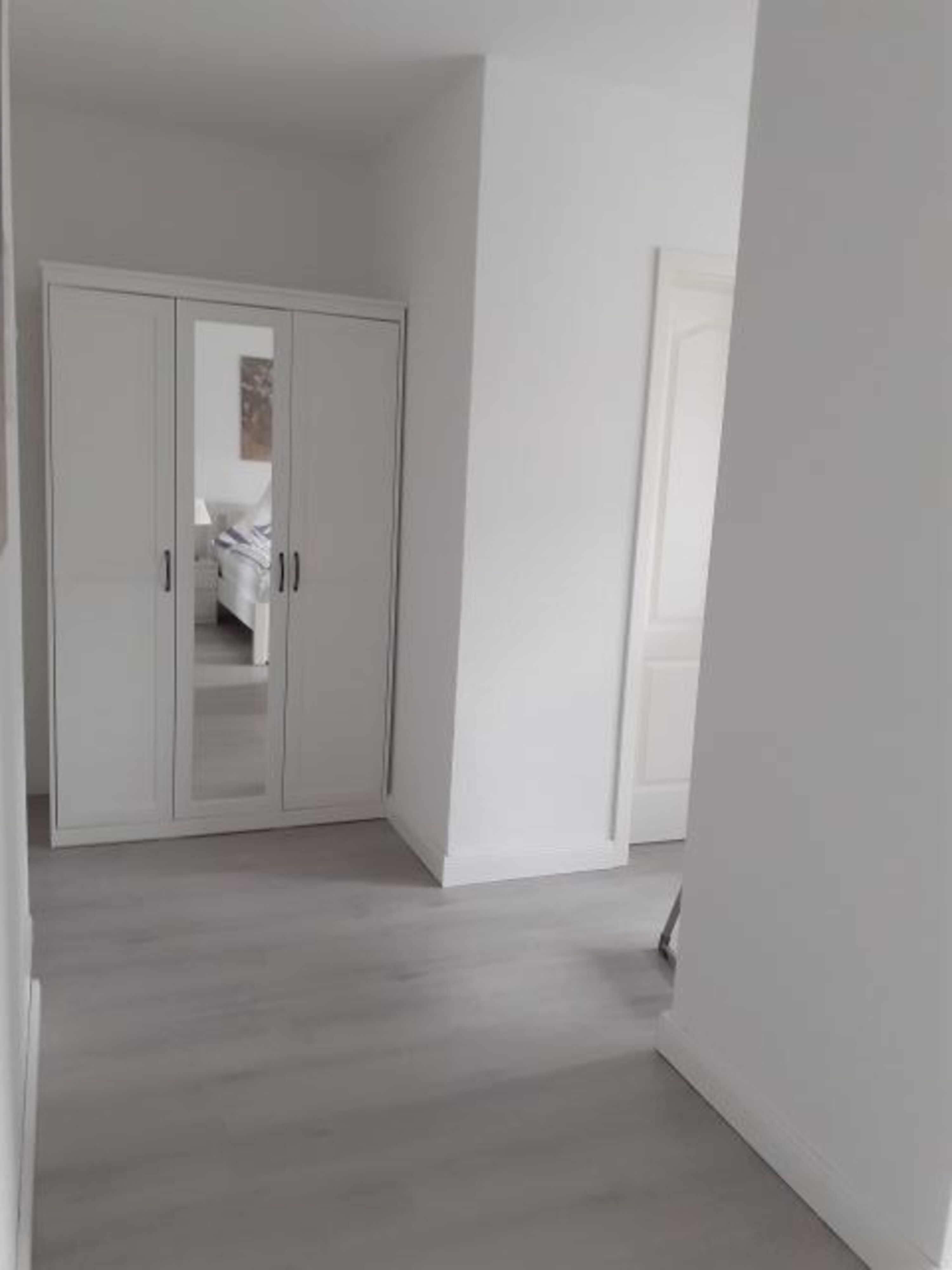 Schrank mit Spiegel im Schlafzimmer