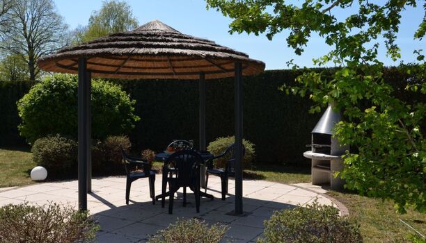Gartenpavillon mit Steinofengrill
