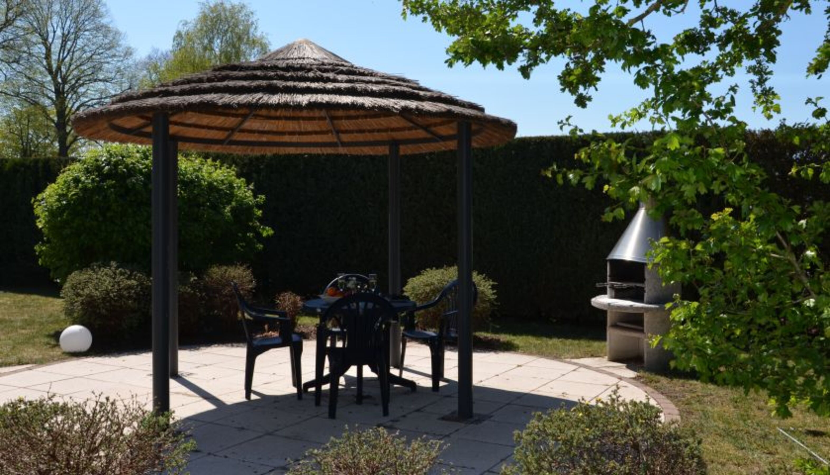 Gartenpavillon mit Steinofengrill