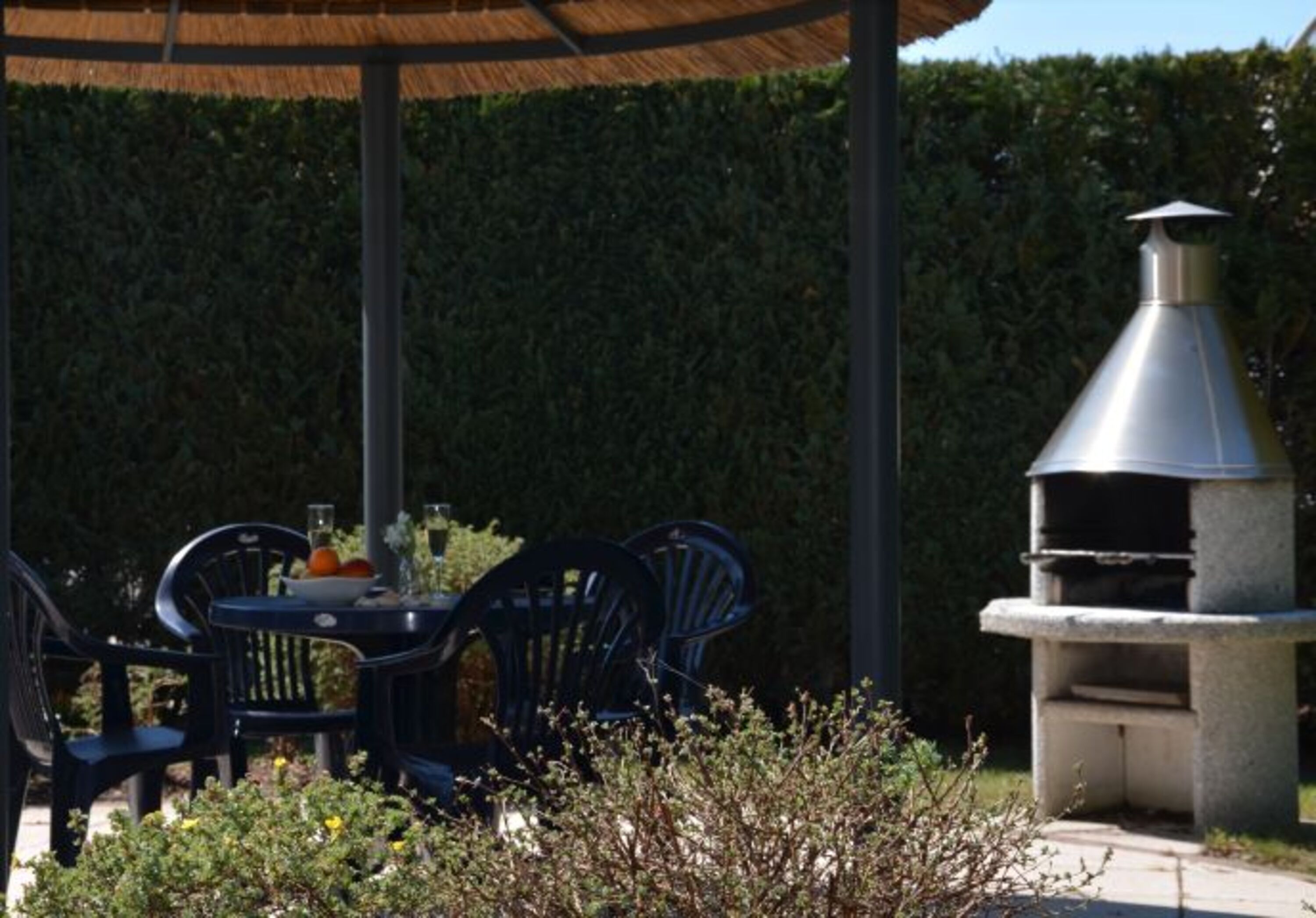 Gartenpavillon mit Steinofengrill