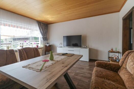 Wohnzimmer mit Zugang zur Terrasse