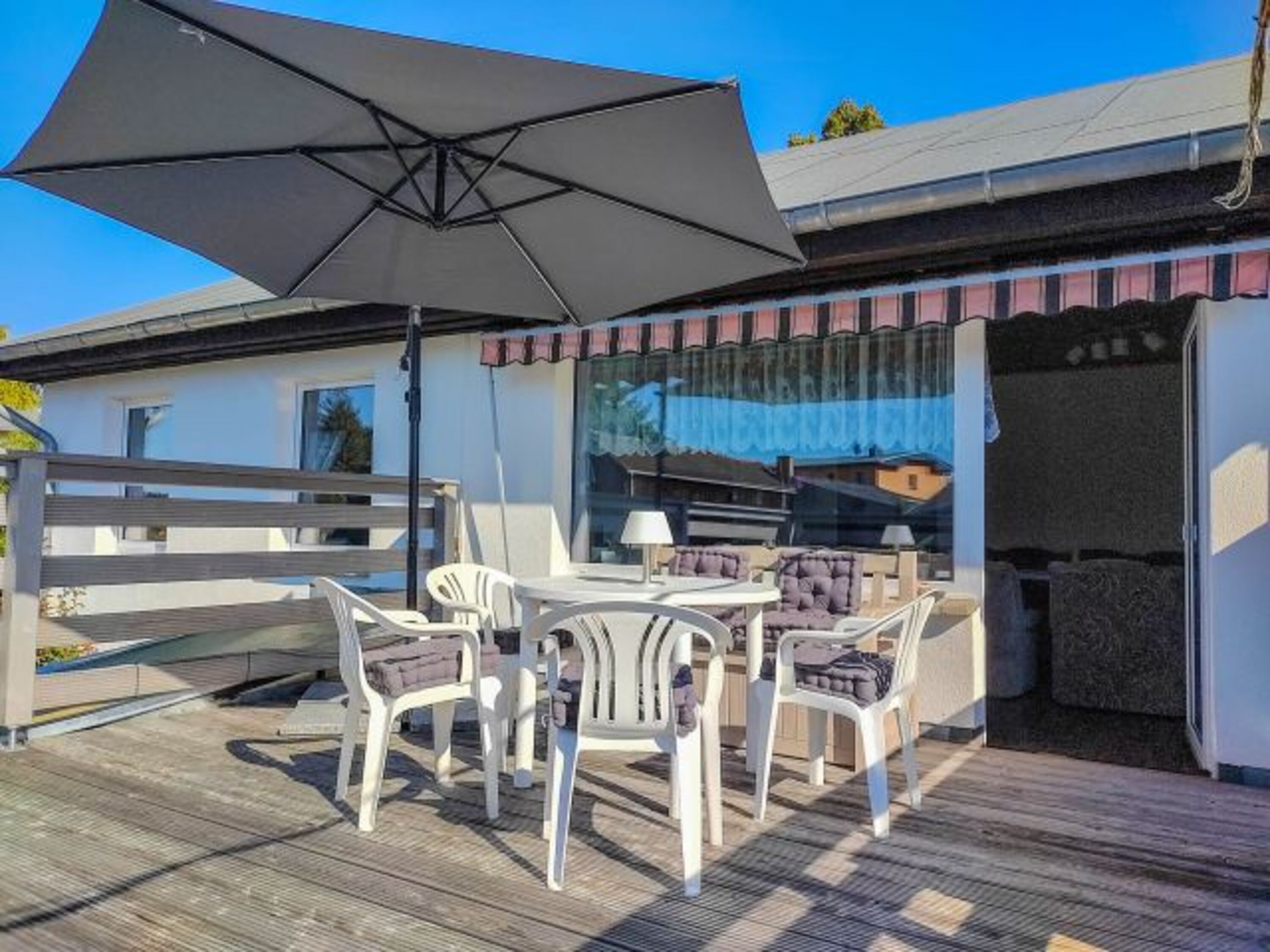 Terrasse mit Sitzmöbeln