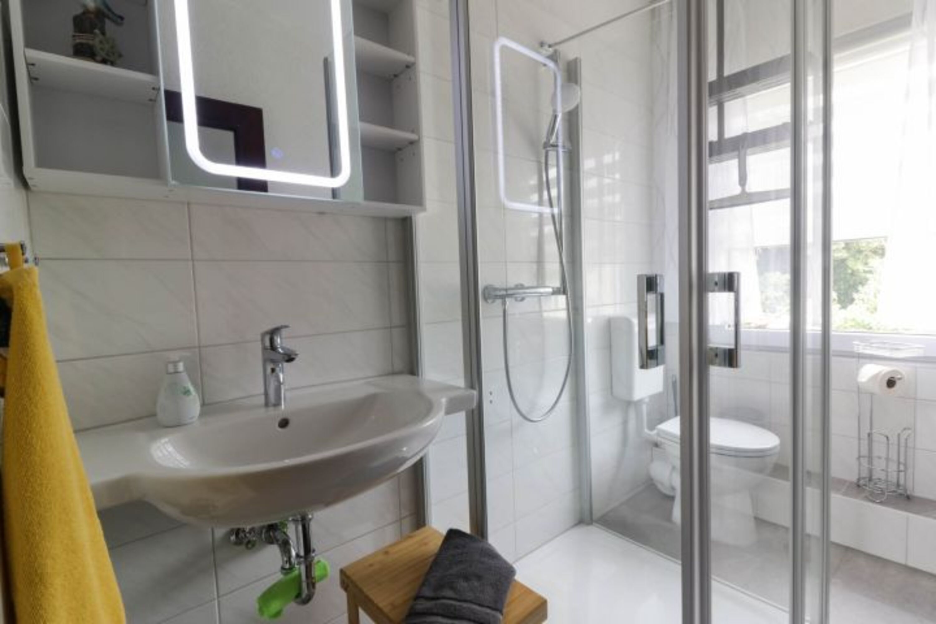 Bad mit Dusche & WC