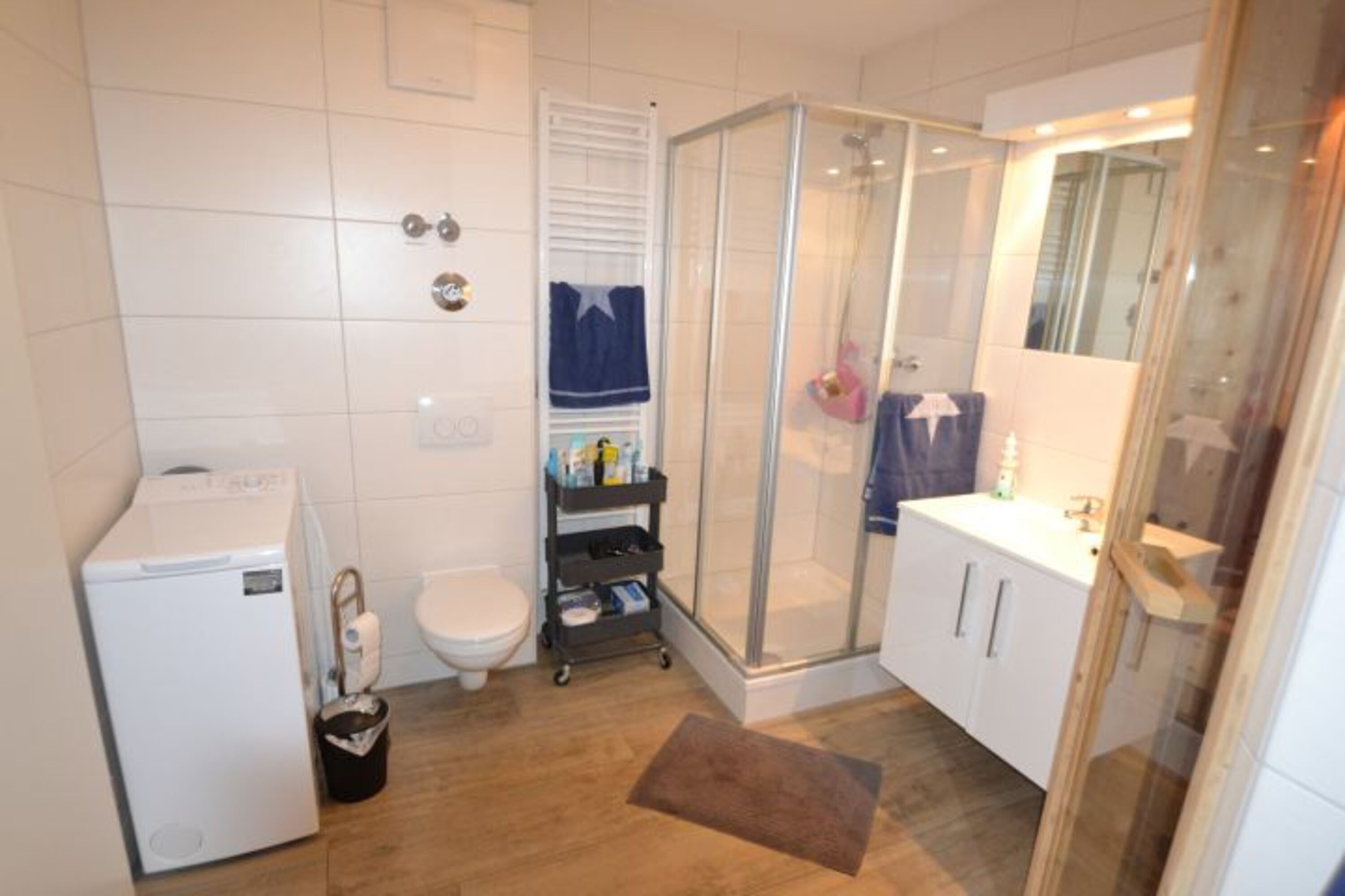 Bad mit Dusche und Waschmaschine