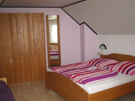 Schlafzimmer mit Doppelbett